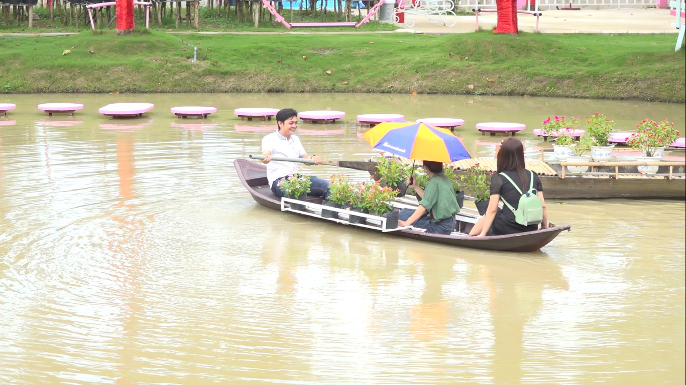 Khách tham quan thích thú tạo dáng chụp ảnh bên những trái vú sữa vàng kim vàng óng và trải nghiệm bơi xuồng hoa tại điểm du lịch Cánh đồng hoa hồng. Ảnh: Thanh Nghĩa