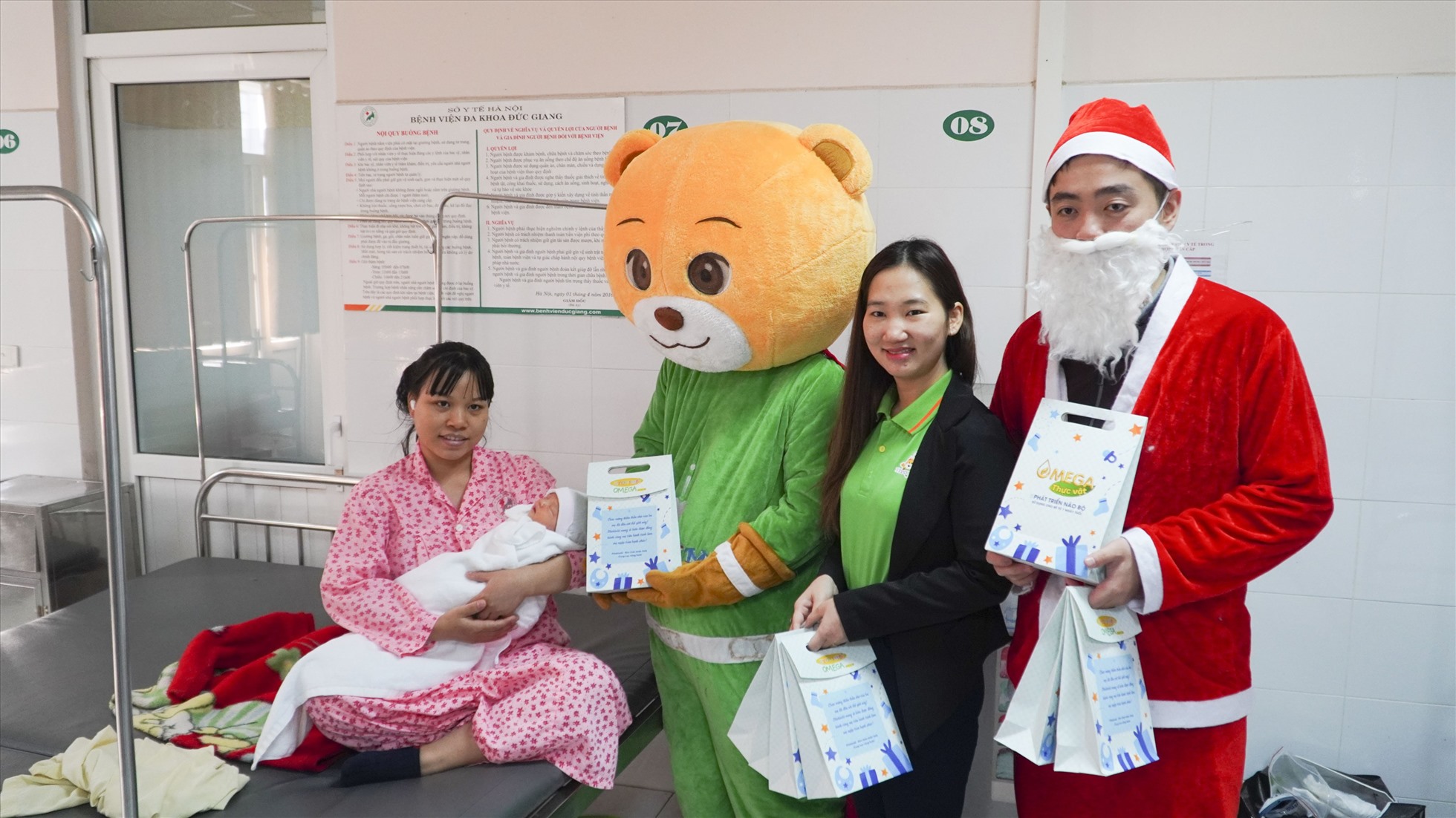 Đại diện hàng hàng mang những món quà Noel ấm áp dành tặng mẹ và bé tại bệnh viện Đức Giang.