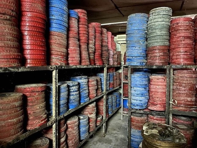 Tình trạng nhiều phim nhựa bị hư hại tại Hãng phim truyện Việt Nam. Ảnh: NSND Nguyễn Thanh Vân cung cấp