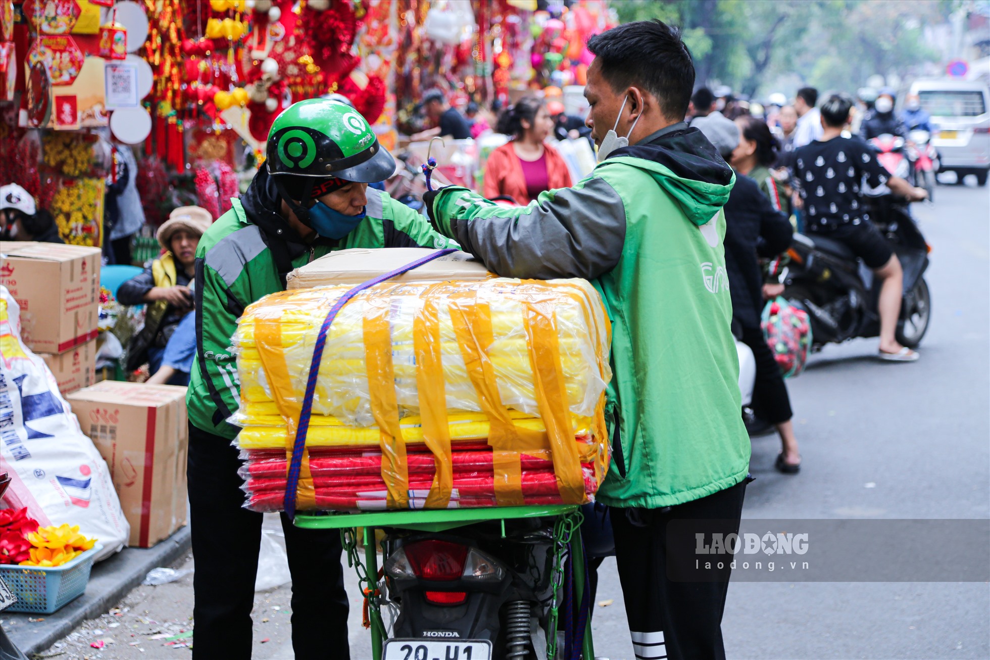 Những chuyến hàng được đóng gói, vận chuyển đến các điểm kinh doanh khác, phục vụ người tiêu dùng.