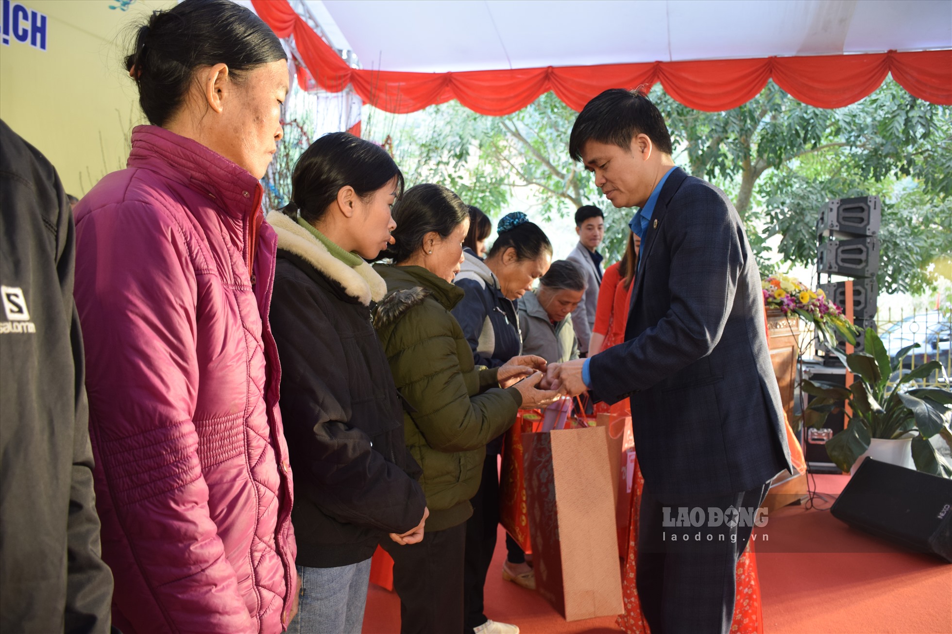 Ông Ngọ Duy Hiểu - Phó Chủ tịch Tổng Liên đoàn Lao động Việt Nam tặng quà cho các hộ dân tại huyện Văn Chấn. Ảnh: Văn Đức.