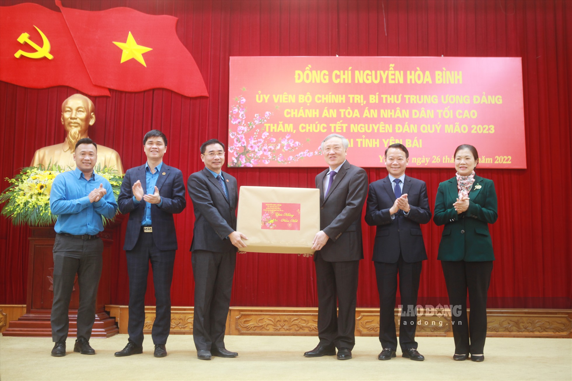 Chánh án Tòa án nhân dân tối cao Nguyễn Hoà Bình chúc Tết, tặng quà Liên đoàn Lao động tỉnh Yên Bái.