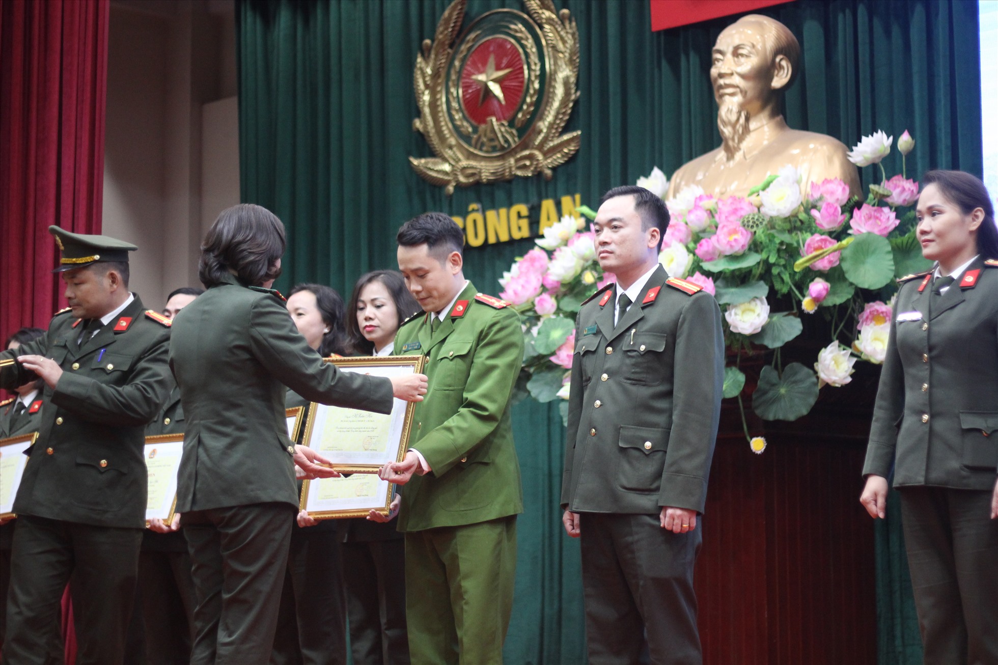 Đại tá Nguyễn Thị Thuý Thanh trao Cờ thi đua xuất sắc của Công đoàn CAND cho các cá nhân, tập thể. Ảnh: Lương Hạnh.
