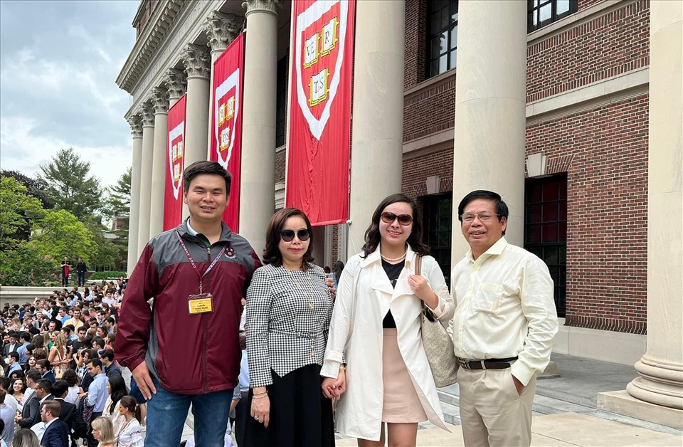 Nam Phương chụp ảnh cùng gia đình tại Đại học Harvard. Ảnh: NVCC