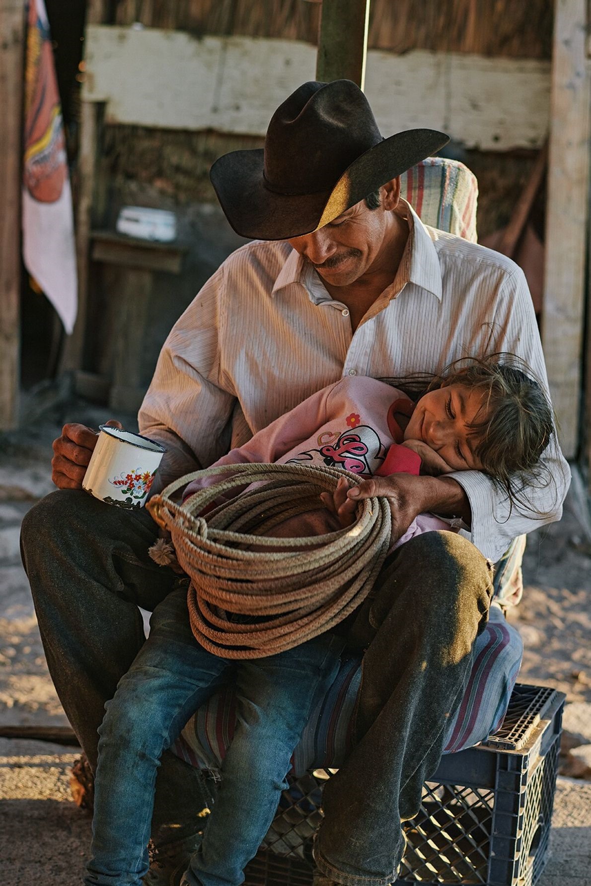 Khoảnh khắc thân thiết giữa hai cha con - cao bồi vaqueros Eleonari Arce Aguilar và con gái Guadalupe tại Rancho Mesa San Esteban ở Sierra de San Francisco, Baja California Sur, Mexico. Ảnh: Balazs Gardi