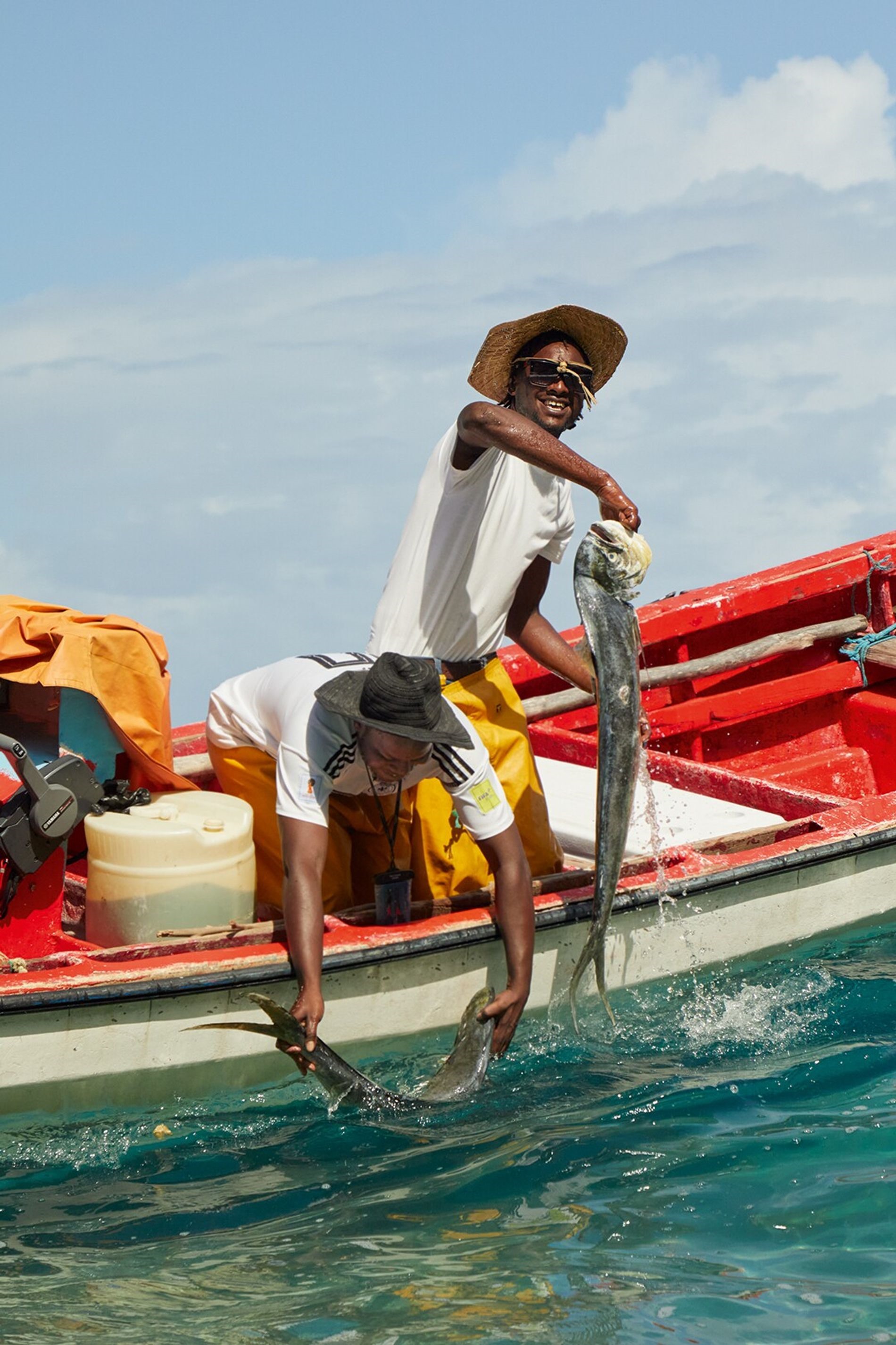 Ngư dân đánh bắt trên vùng biển quanh đảo quốc núi lửa St. Lucia ở phía đông vùng biển Caribbean. Ảnh: Christina Holmes