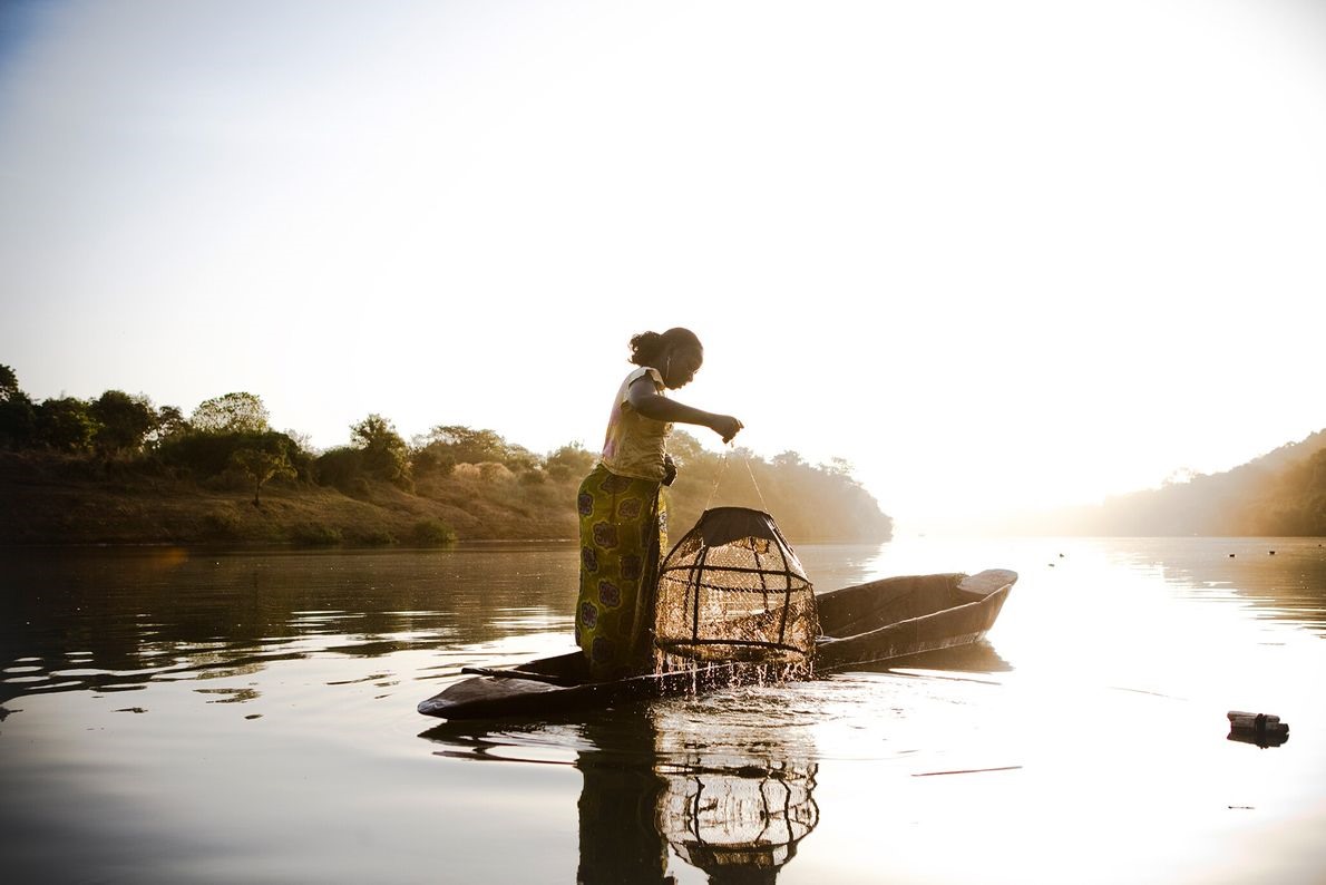 Ngư dân đánh bắt trên sông Gambia, bờ tây Châu Phi. Ảnh: Jasson Florio