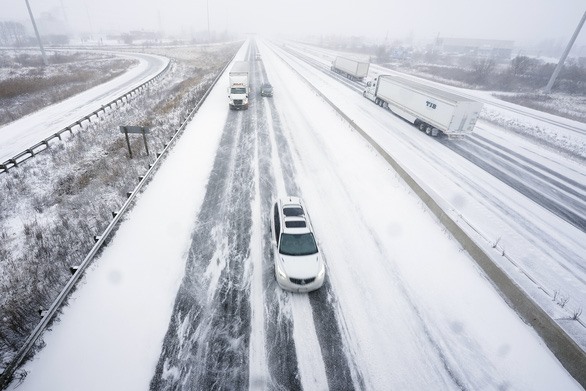 Đường cao tốc bị đóng băng ở Ontario, Canada. Ảnh: AFP