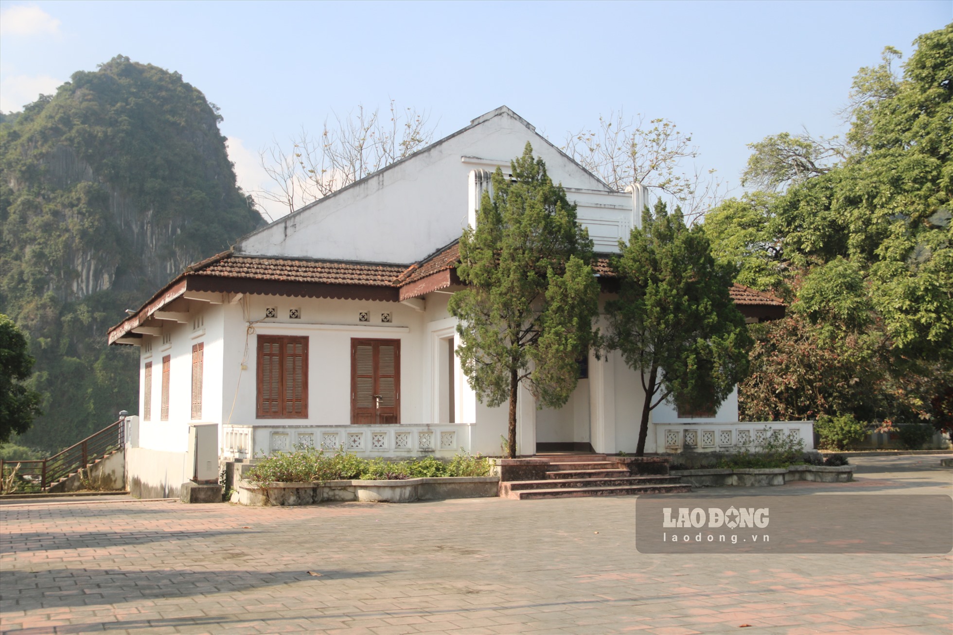 Ngược lên khoảng 500m trong khuôn viên khu di tích là ngôi nhà của vợ chồng ông Đỗ Đình Thiện.