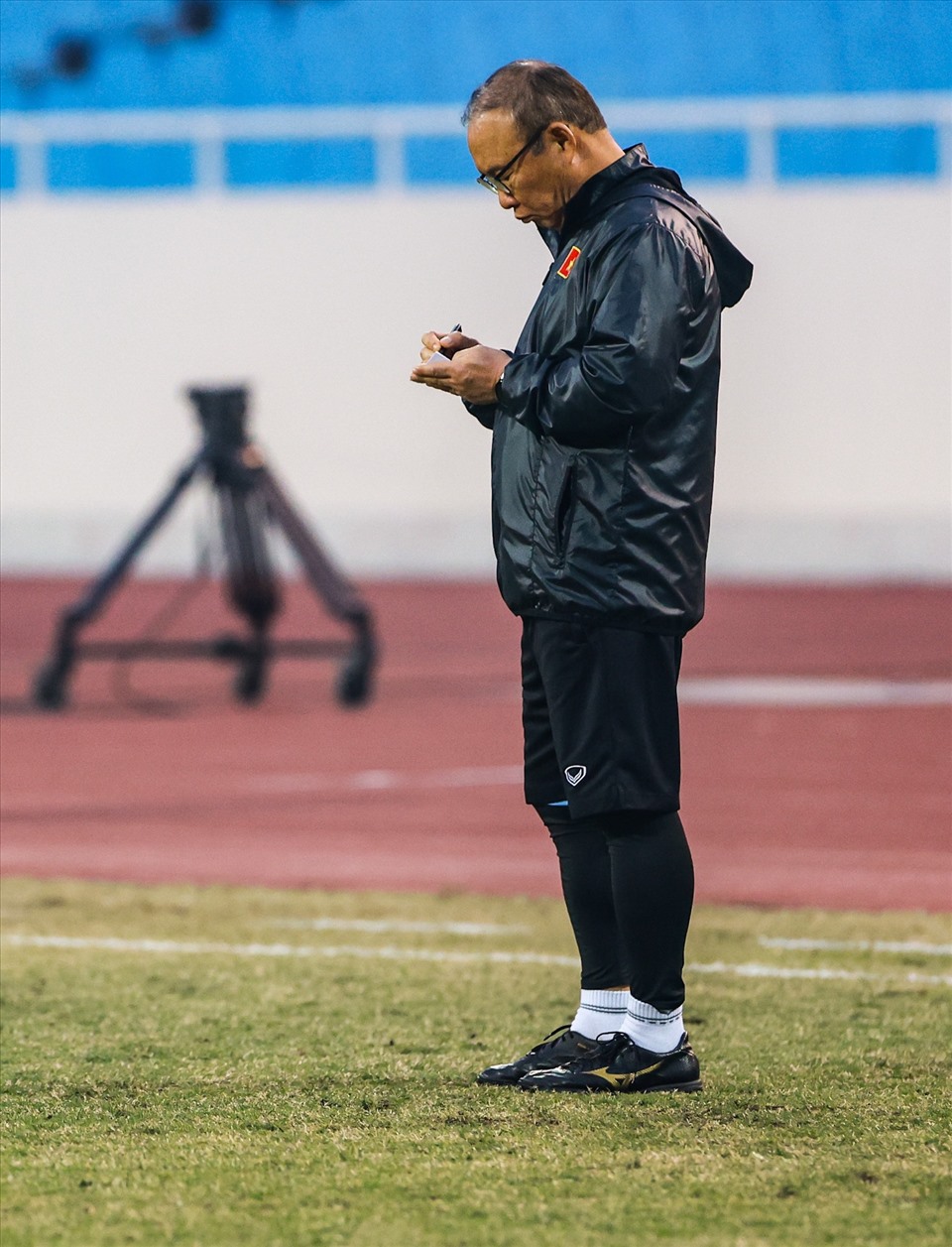Trong lúc các cầu thủ tập luyện, huấn luyện viên Park Hang-seo ghi chép rất tỉ mỉ.