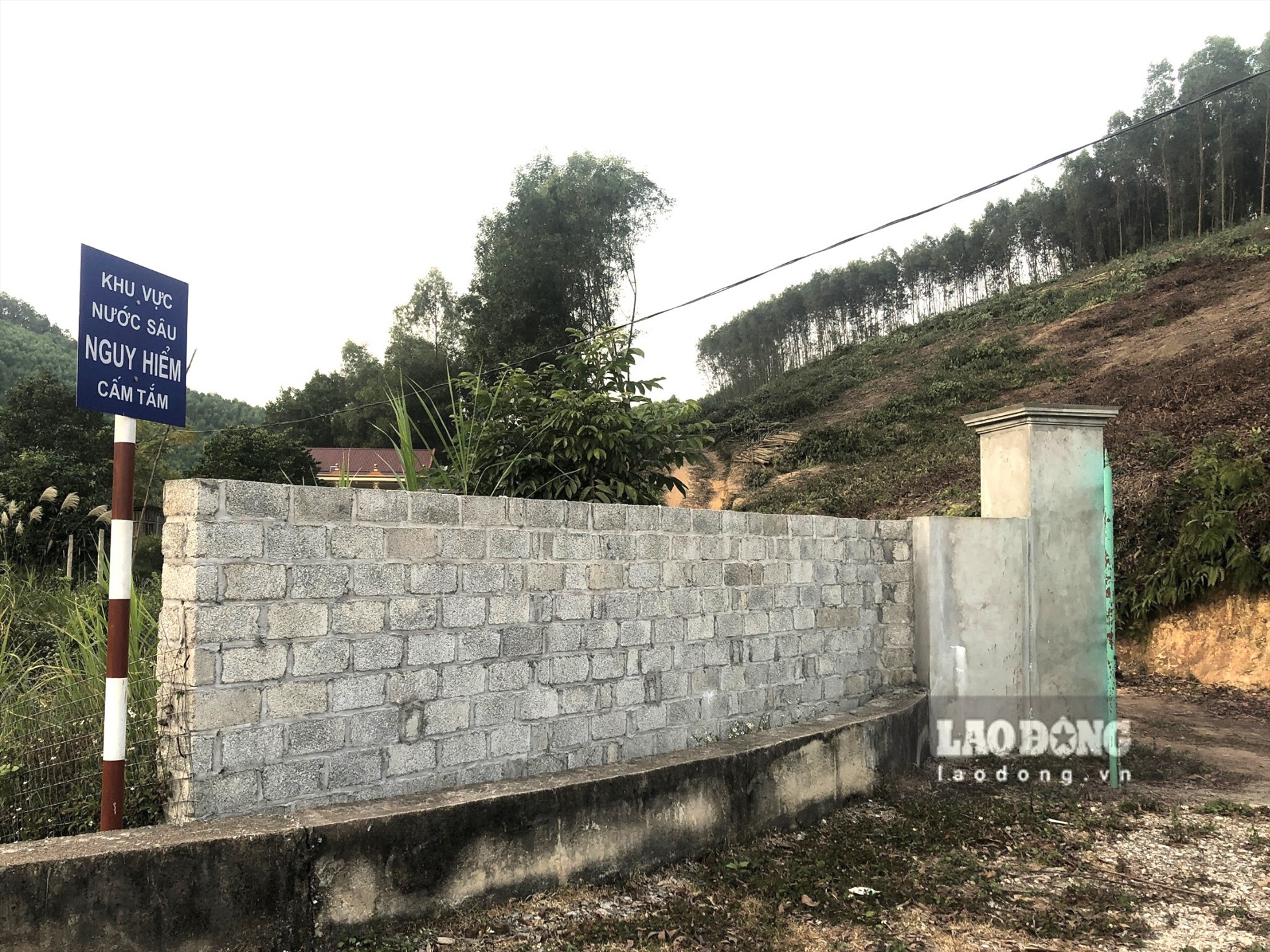 Việc xây dựng trụ cổng và tường bao của gia đình ông Bùi Quang Nguyên đã vi phạm vào hành lang bảo vệ công trình thuỷ lợi. Ảnh: Nguyễn Kiên.