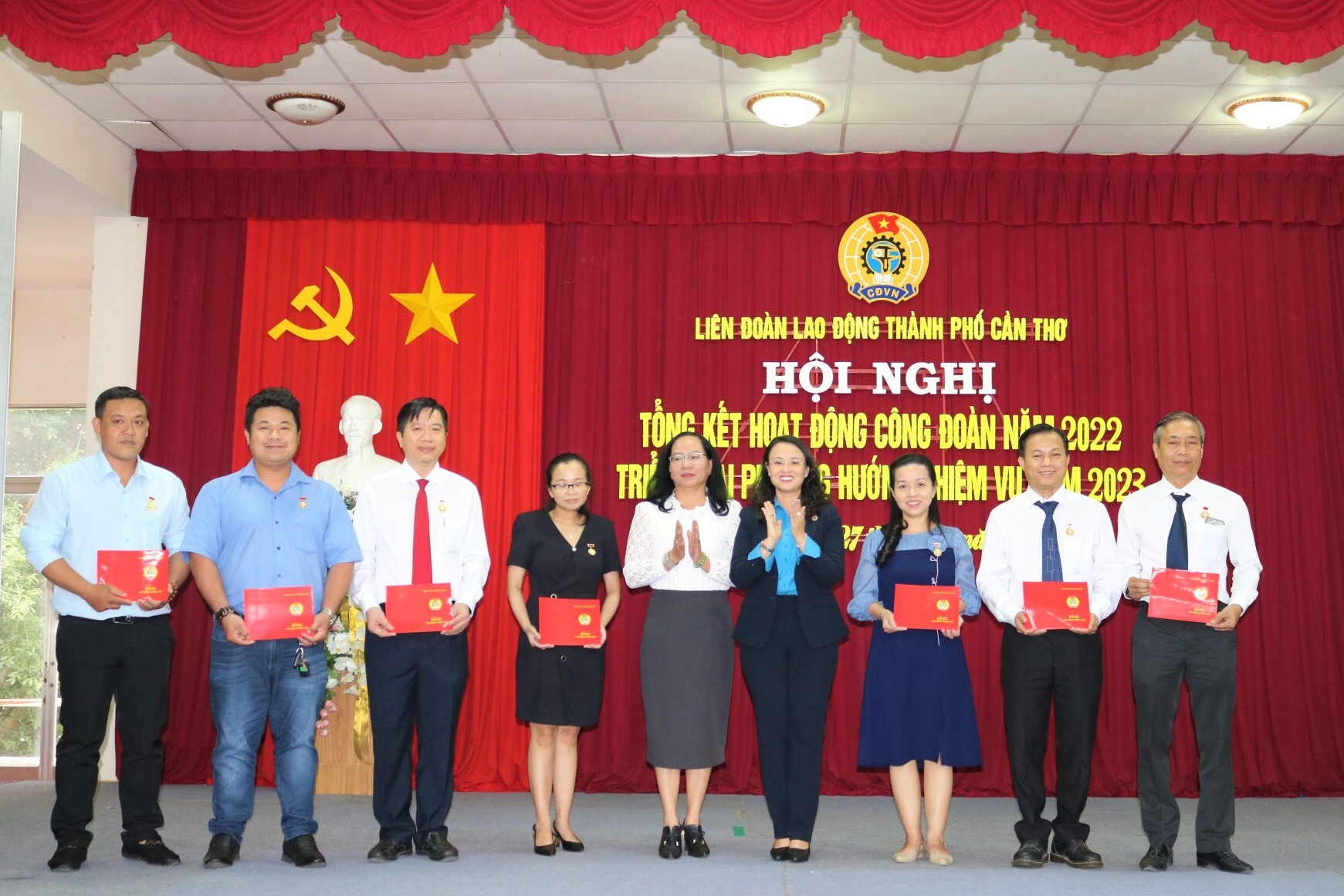 Dịp này, nhiều cá nhân, tập thể được nhận cờ thi đua, kỷ niệm chương, bằng khen của Tổng LĐLĐ Việt Nam và LĐLĐ TP.Cần Thơ.