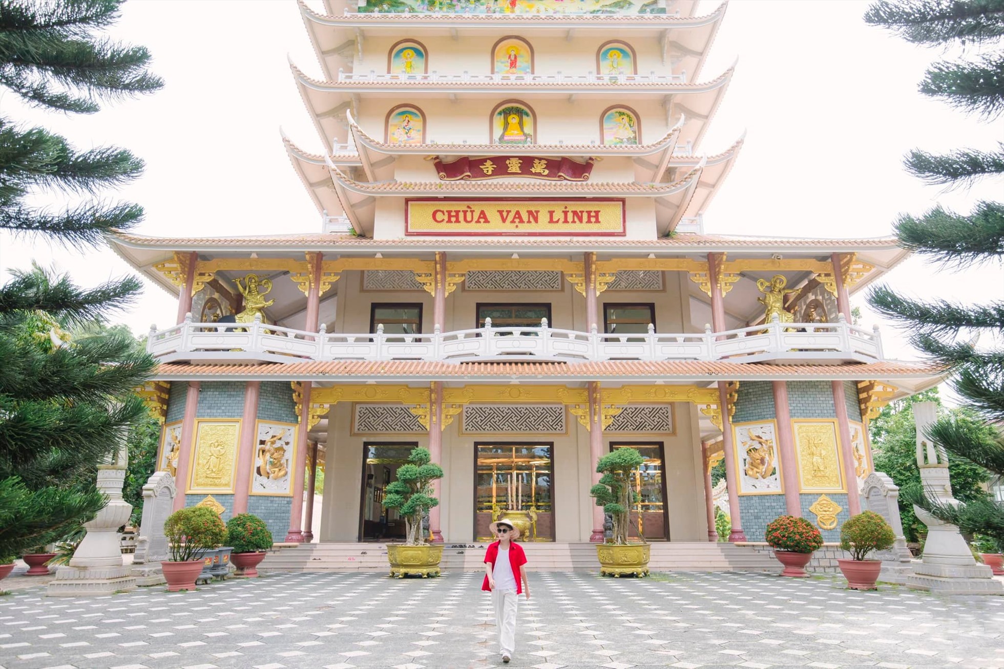 Chính điện chùa là nơi đặt các tượng Phật được sơn son thếp vàng lộng lẫy.
