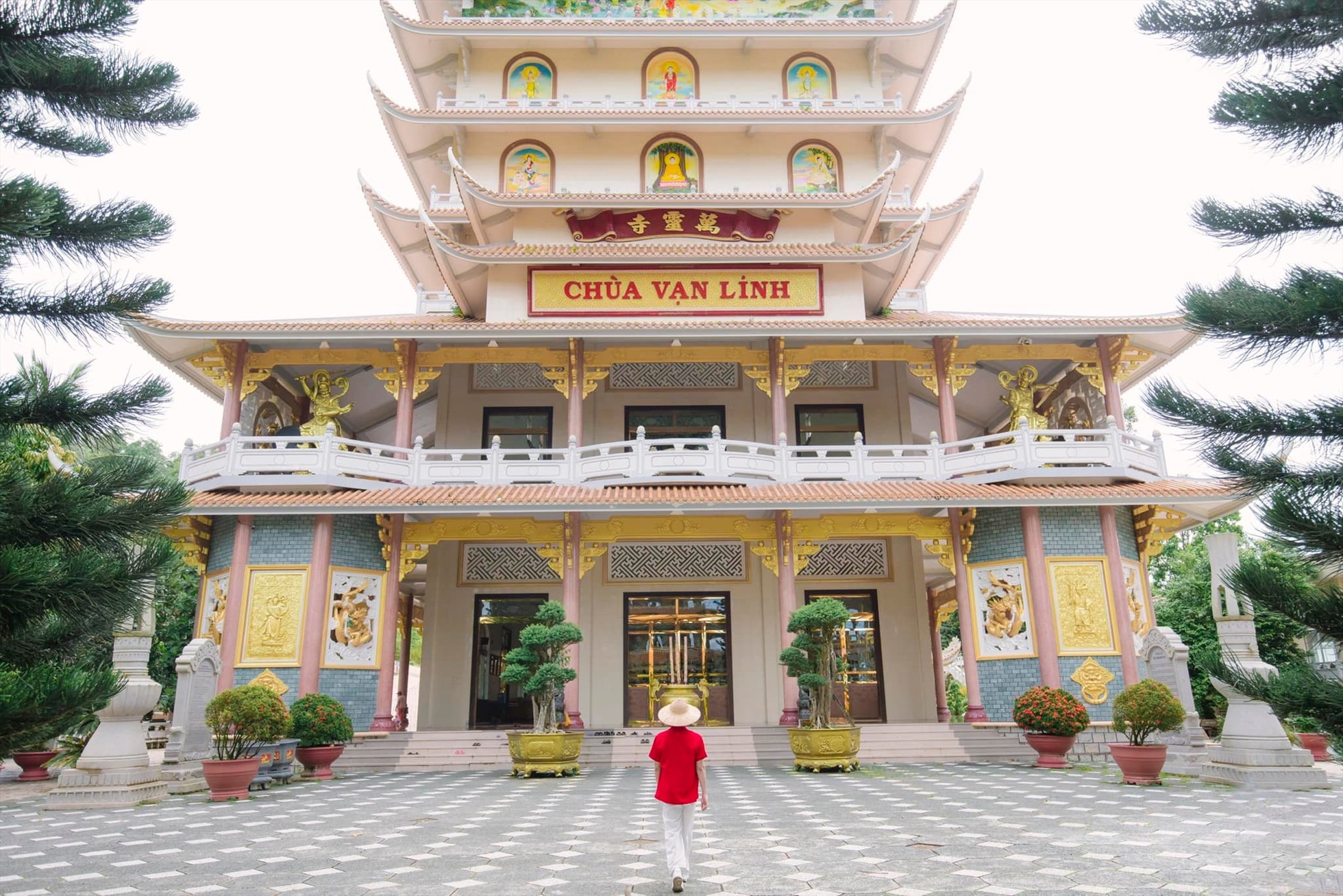 Chùa Vạn Linh là một ngôi chùa theo Hệ phái Phật Giáo Bắc Tông, thuộc khu du lịch Lâm Viên Núi Cấm (tỉnh Anh Giang). Từ lâu, nơi đây không chỉ là điểm đến tâm linh mà còn là địa danh du lịch được nhiều người biết tới khi đặt chân lên vùng đất An Giang.