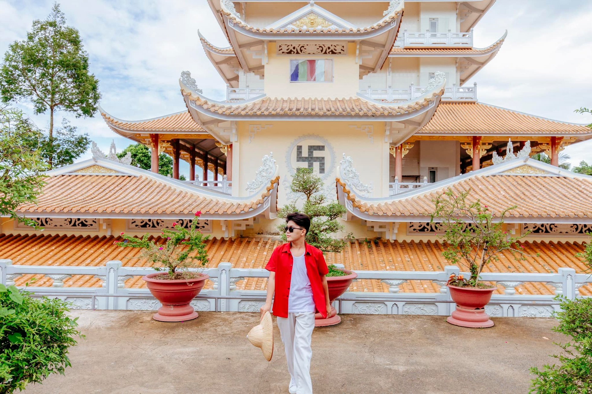 Henry Dương, một du khách mê xê dịch tại Sài Gòn đến chùa Vạn Linh vào đầu tháng 12. Anh chàng chia sẻ: “Đây không phải lần đầu tiên mình đến chùa Vạn Linh. Mình biết đến chùa ngay từ những ngày còn nhỏ, qua năm tháng chùa được trùng tu và mở rộng ngày càng khang trang hơn.
