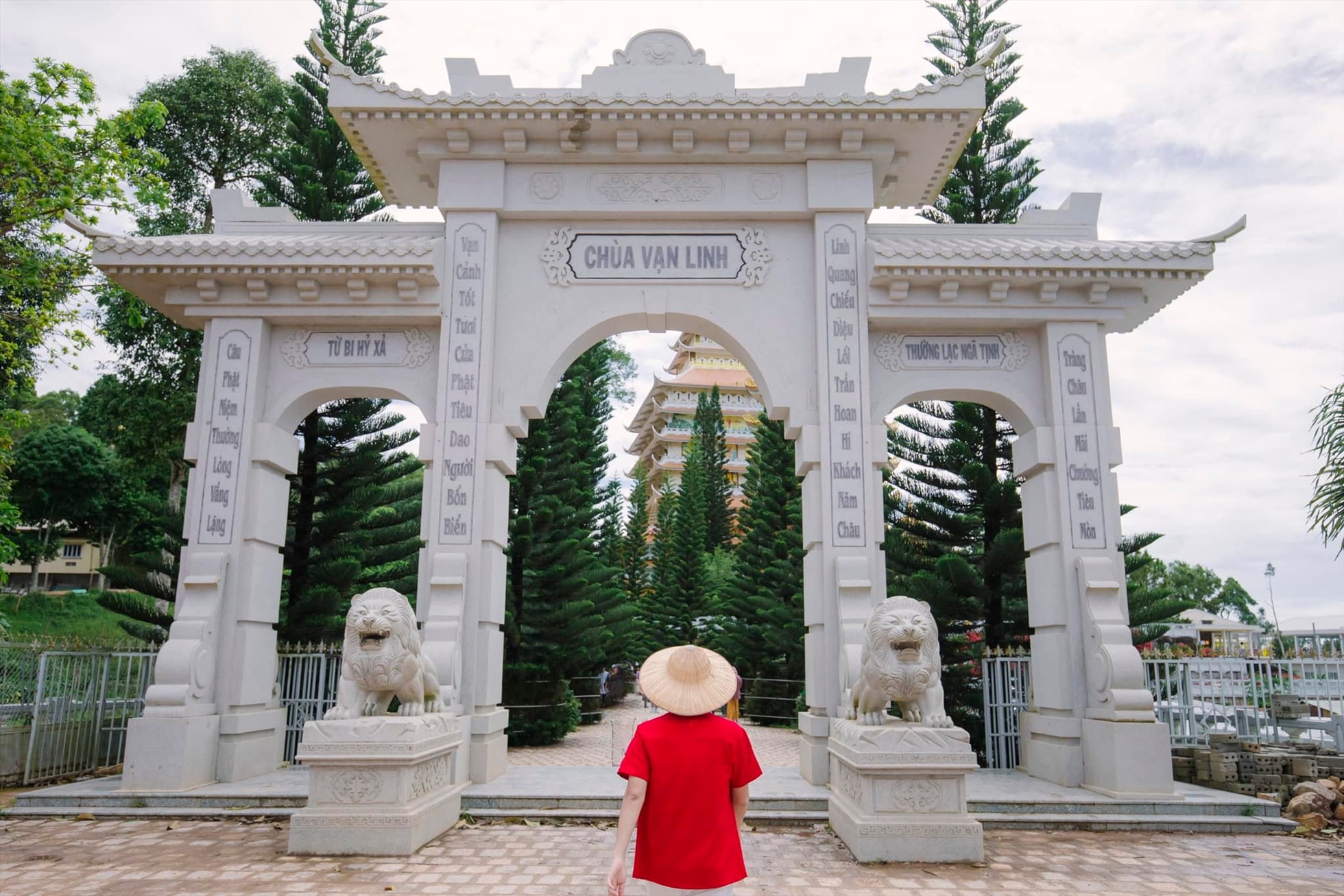 Chùa Vạn Linh nằm trong một quần thể tâm linh rộng lớn, bao gồm: Chùa Vạn Linh, Tượng Phật Di Lạc, Chùa Phật Lớn… cùng các địa điểm khác như Điện Bồ Hong, Vồ Thiên Tuế... Trong đó, ngôi chùa này mang quy mô rộng lớn, khang trang nhất bởi quần thể công trình kiến trúc xung quanh chùa.