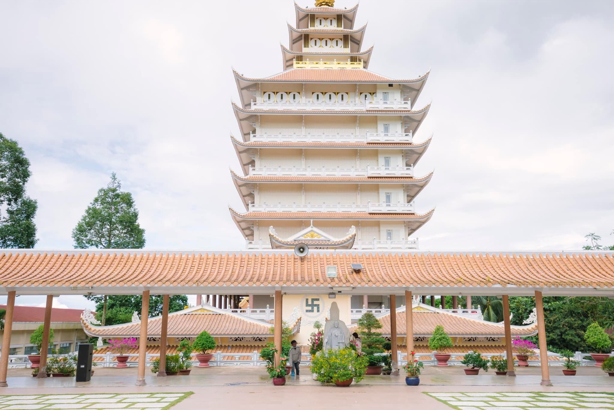 Chùa Vạn Linh ban đầu có tên là chùa Lá với không gian đơn sơ, mái tranh, vách đất xây dựng năm 1927. Sau khi được trùng tu và xây dựng lại, chùa gây ấn tượng với kiến trúc nguy nga, nhiều tầng và nhiều tòa tháp bao quanh.