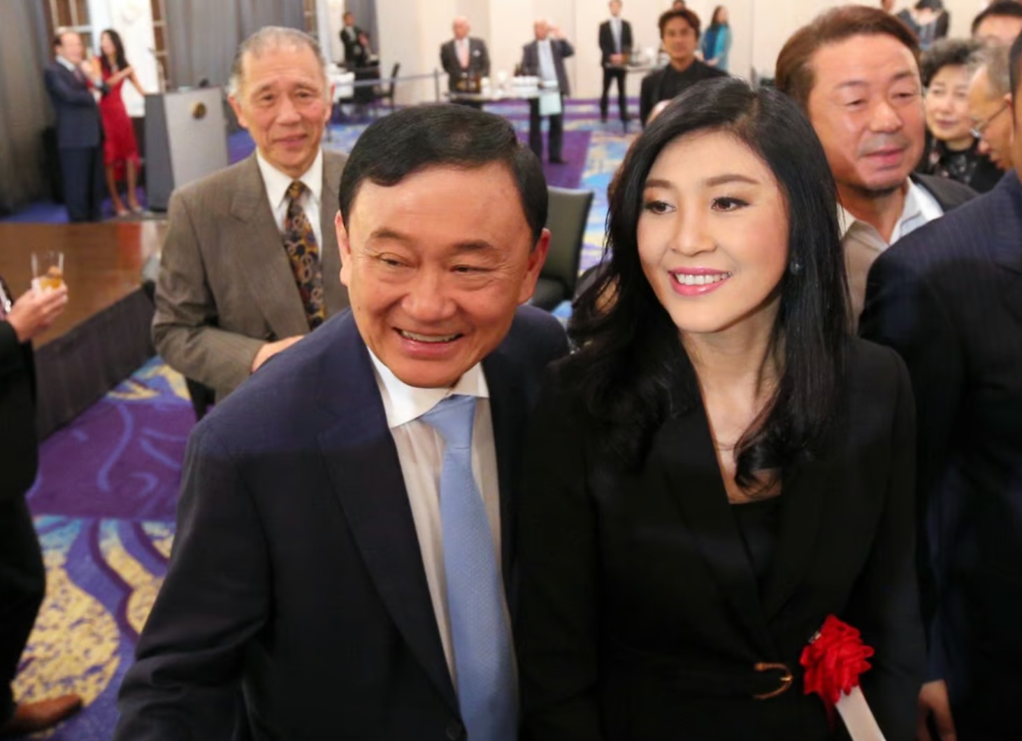 Cựu Thủ tướng Thái Lan Thaksin Shinawatra (trái) và em gái, cựu Thủ tướng Yingluck Shinawatra. Ảnh: AFP