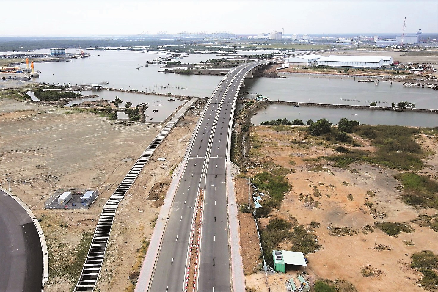 Tuyến đường Phước Hòa - Cái Mép (gần 1.000 tỉ đồng) kết nối quốc lộ 51 với cụm cảng Cái Mép – Thị Vải và khu công nghiệp đã được đầu tư và hoàn thành. Ảnh: Thành An