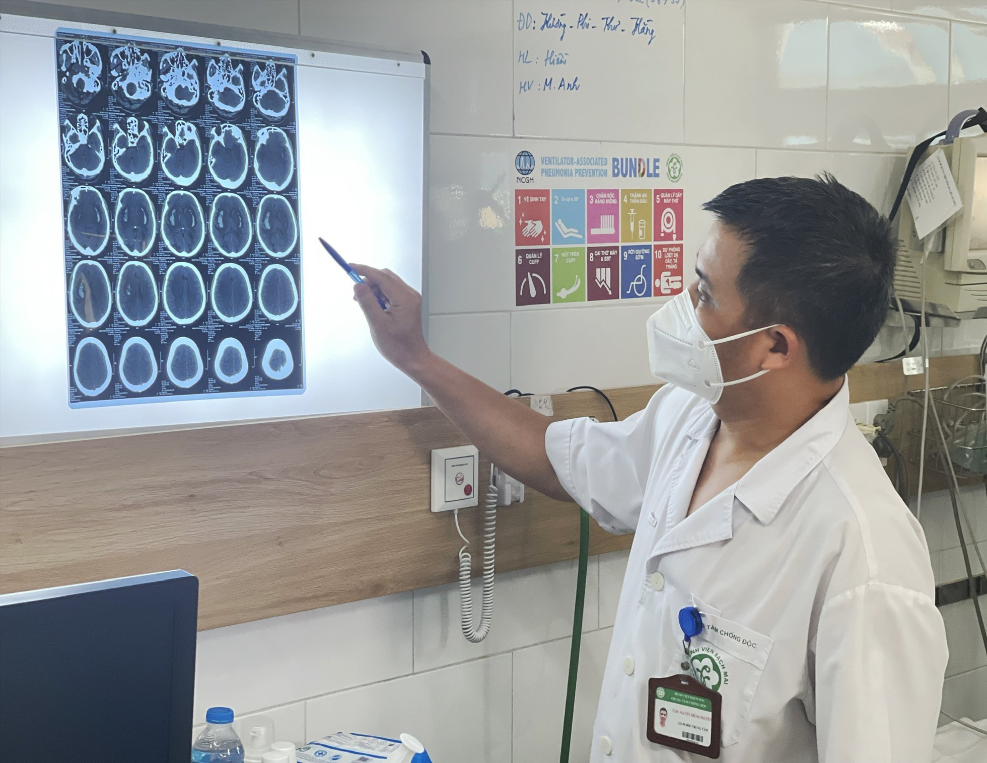 BS Nguyễn Trung Nguyên chỉ rõ hình ảnh tổn thương não của bệnh nhân ngộ độc methanol. Ảnh: Hà Lê