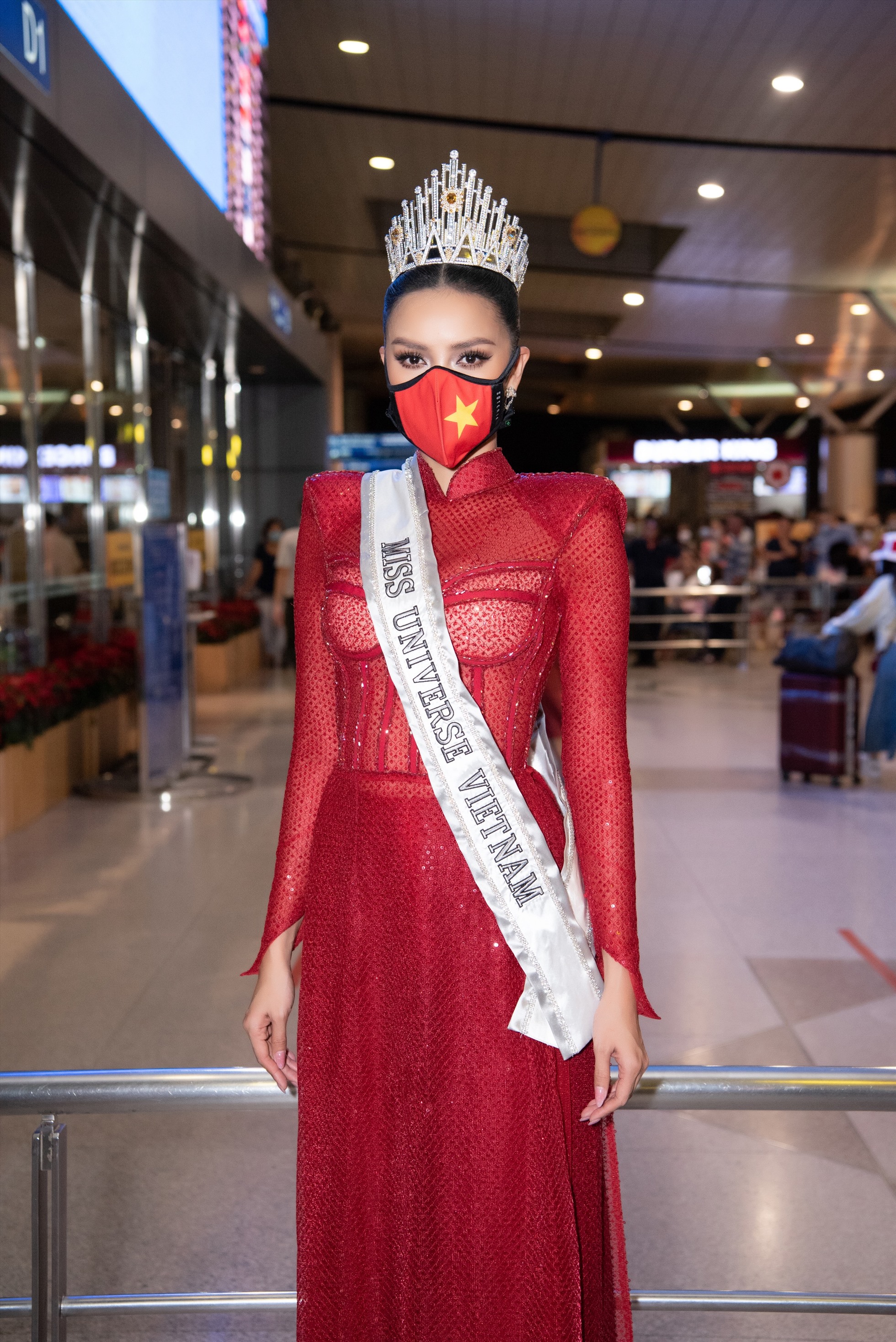 Cô cũng không quên đội chiếc vương miện danh giá của Hoa hậu Hoàn vũ Việt Nam 2022. Ảnh: Quang Đức.