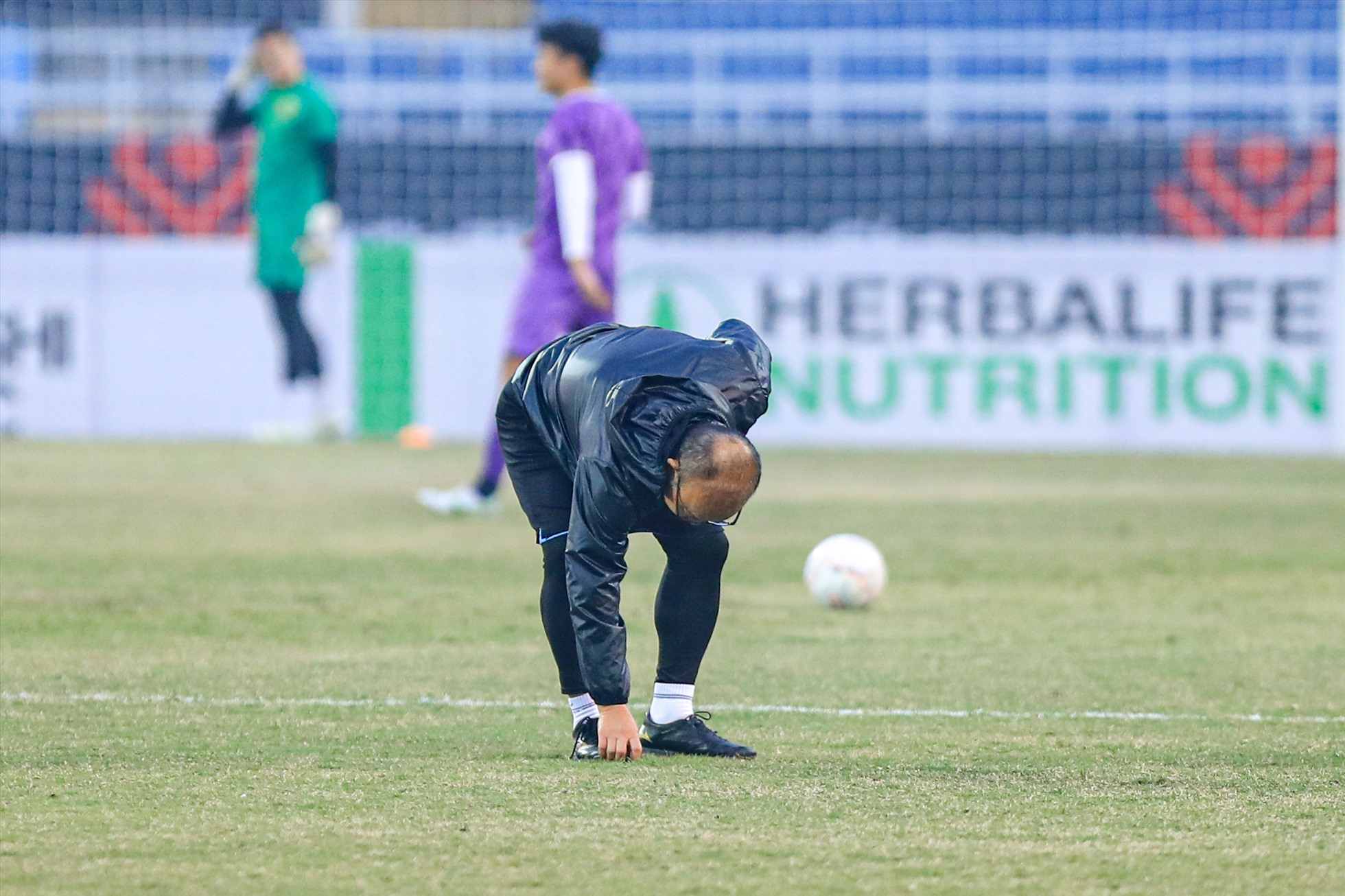 Huấn luyện viên Park Hang-seo đích thân kiểm tra mặt cỏ sân Mỹ Đình.