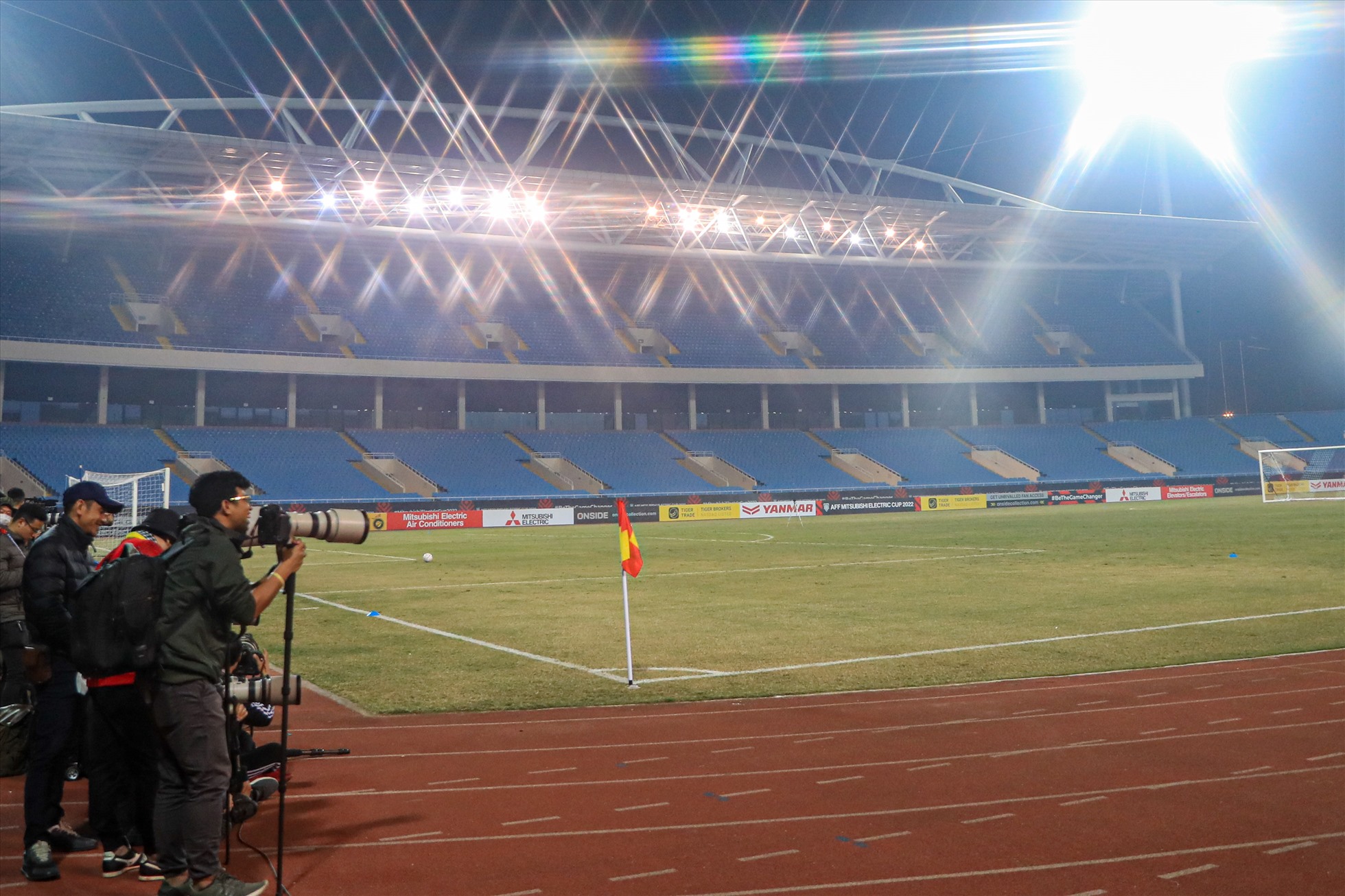 Cận cảnh mặt cỏ sân Mỹ Đình trước trận tuyển Việt Nam - Malaysia
