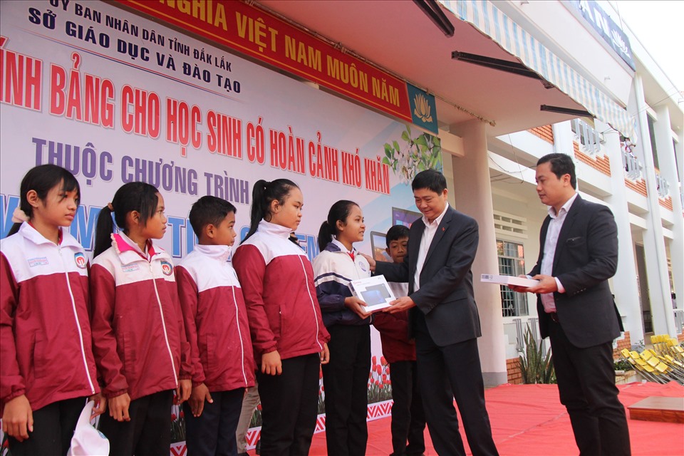 Lãnh đạo Sở Giáo dục Đào tạo tỉnh Đắk Lắk trao máy tính bảng cho học sinh trên địa bàn. Ảnh: Bảo Trung
