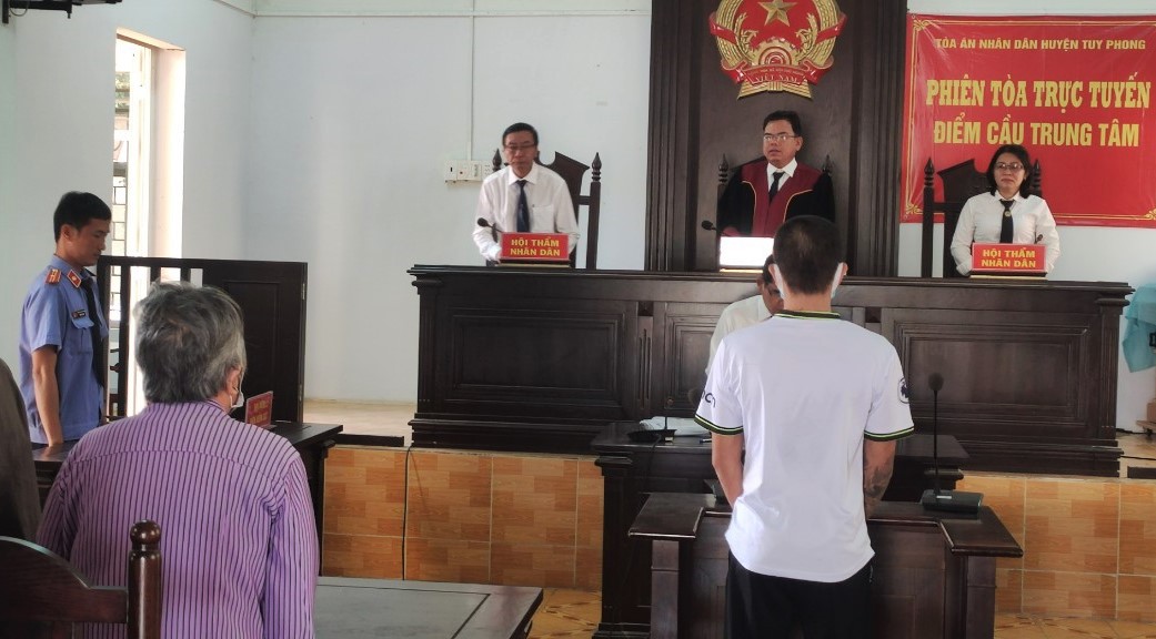 Phiên tòa sơ thẩm xét xử bị cáo. Ảnh: VKSND Tuy Phong