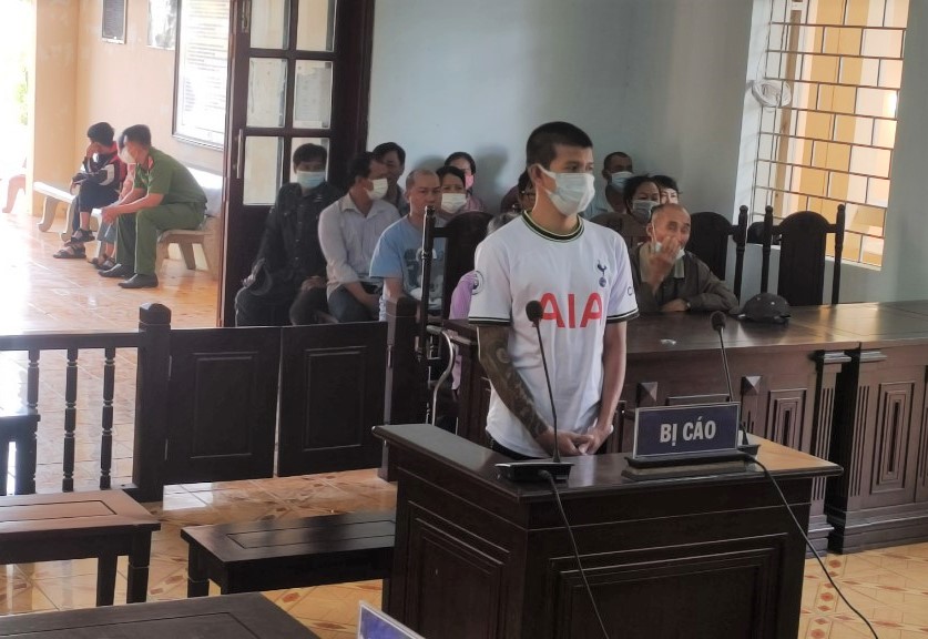 Bị cáo Hùng tại tòa. Ảnh: VKSND Tuy Phong
