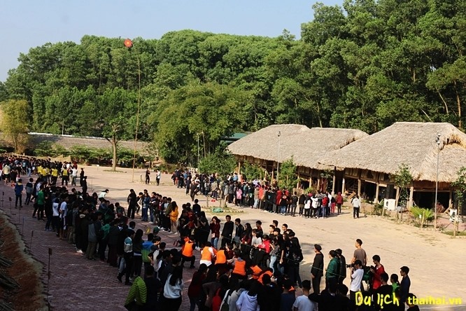 Cả khu làng được bao quanh bởi thiên nhiên tươi đẹp, đồi núi xanh mát. Trong làng được chia thành nhiều khu như: Khu bảo tồn, khu ẩm thực, khu nghỉ dưỡng, khu vui chơi giải trí, tổ chức sự kiện… cho du khách tham quan, khám phá.