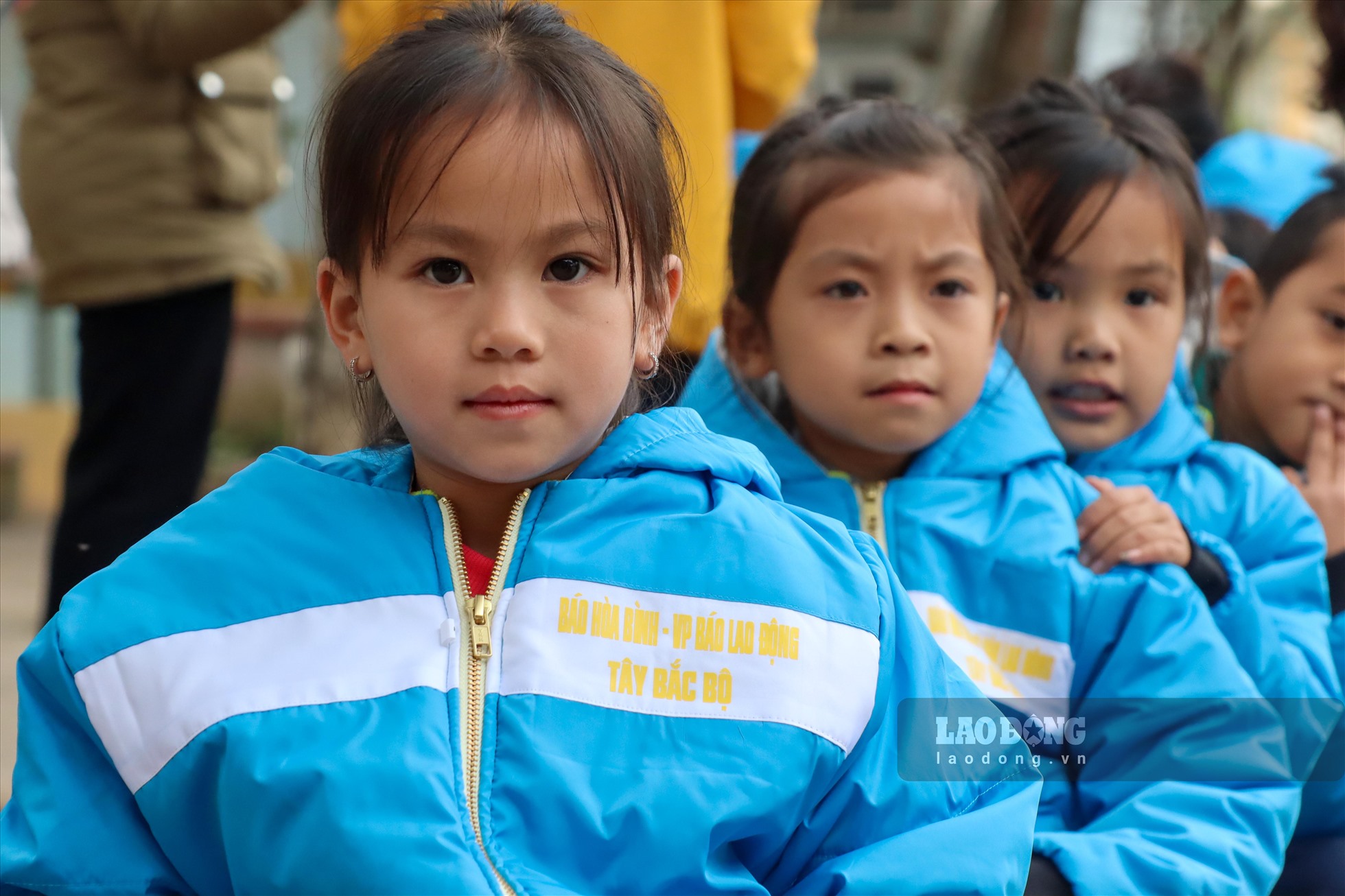 Văn phòng Báo Lao Động tại Tây Bắc bộ phối hợp cùng Báo Hoà Bình tặng 100 áo khoác ấm cho học sinh có hoàn cảnh khó khăn của địa phương với mong muốn giúp các em có 1 mùa đông ấm áp, đảm bảo sức khỏe.