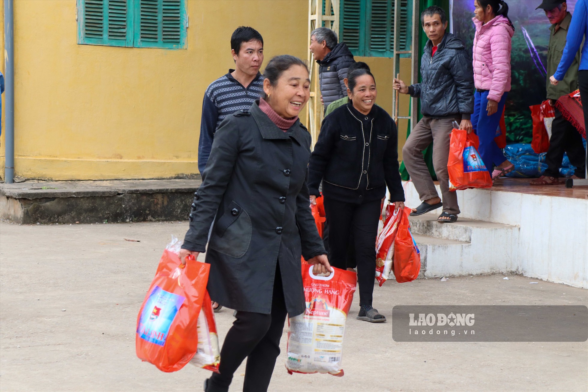 ... chăn ấm, sữa, tiền mặt cho các hộ dân, học sinh có hoàn cảnh khó khăn trên địa bàn xã Cun Pheo.