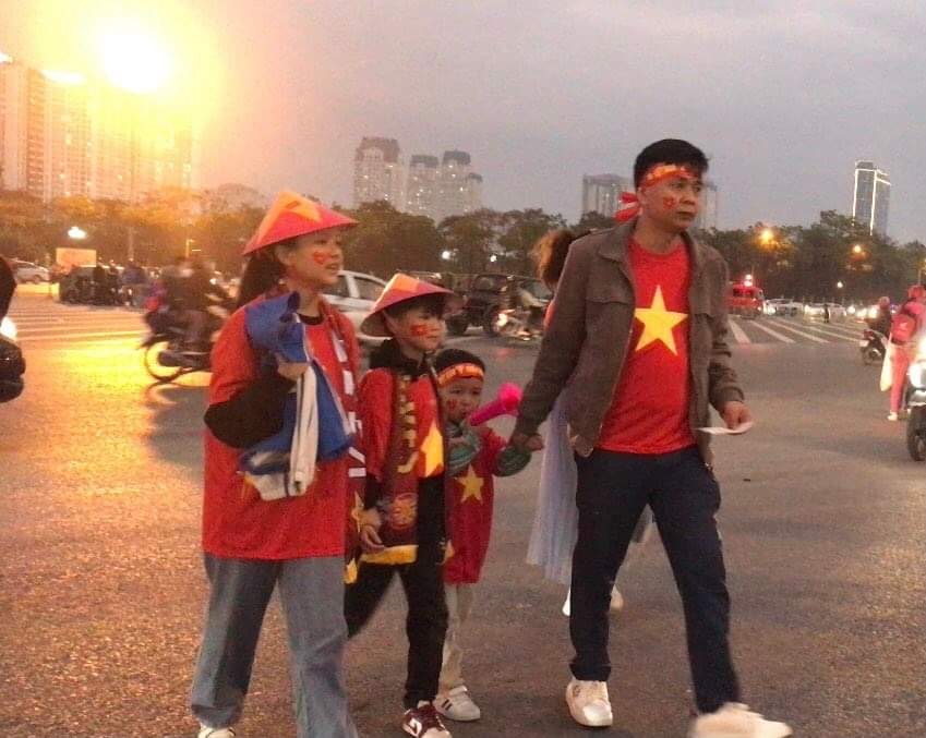 Cổ động viên Việt Nam khuấy động không khí trước trận đấu. Ảnh: Hoàng Huê