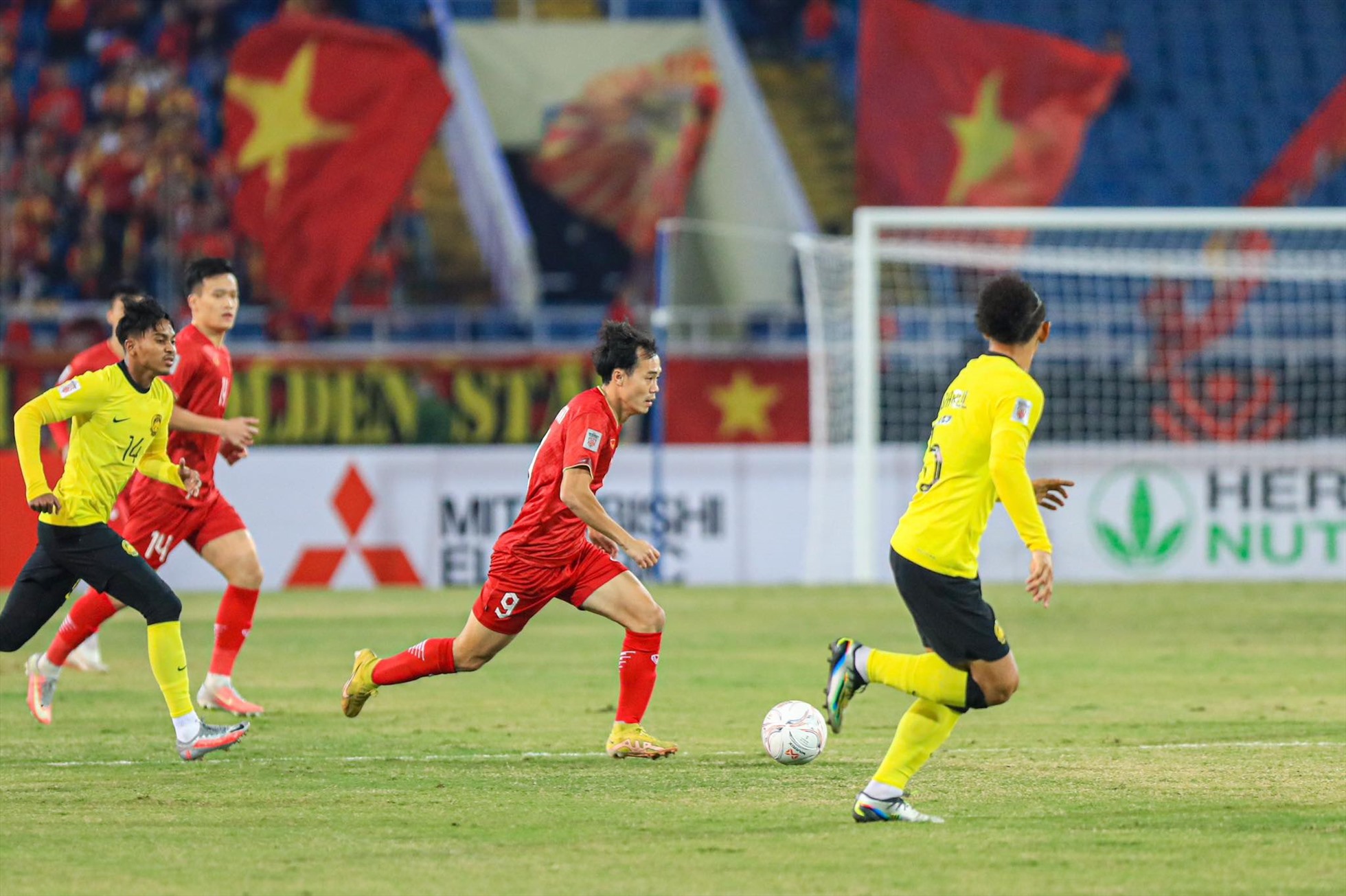 Thế trận cân bằng giữa tuyển Việt Nam và Malaysia. Ảnh: Minh Dân