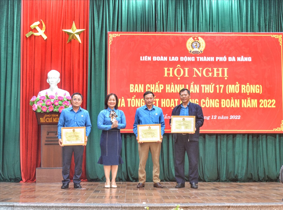 LĐLĐ thành phố Đà Nẵng trao Bằng khen cho các tập thể và cá nhân xuất sắc năm 2022. Ảnh: Tường Minh