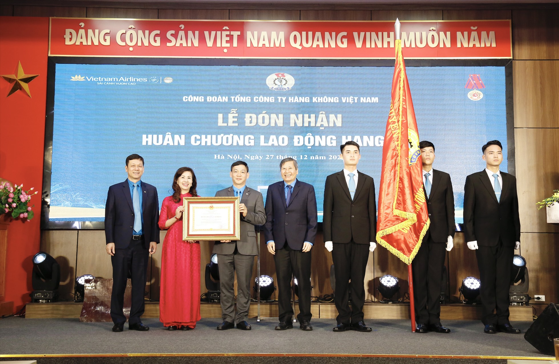 Ông Trần Thanh Hải (thứ 4 từ trái qua) trao tặng Huân chương Lao động Hạng Nhì cho Công đoàn Hàng không Việt Nam. Ảnh: Minh Hương.
