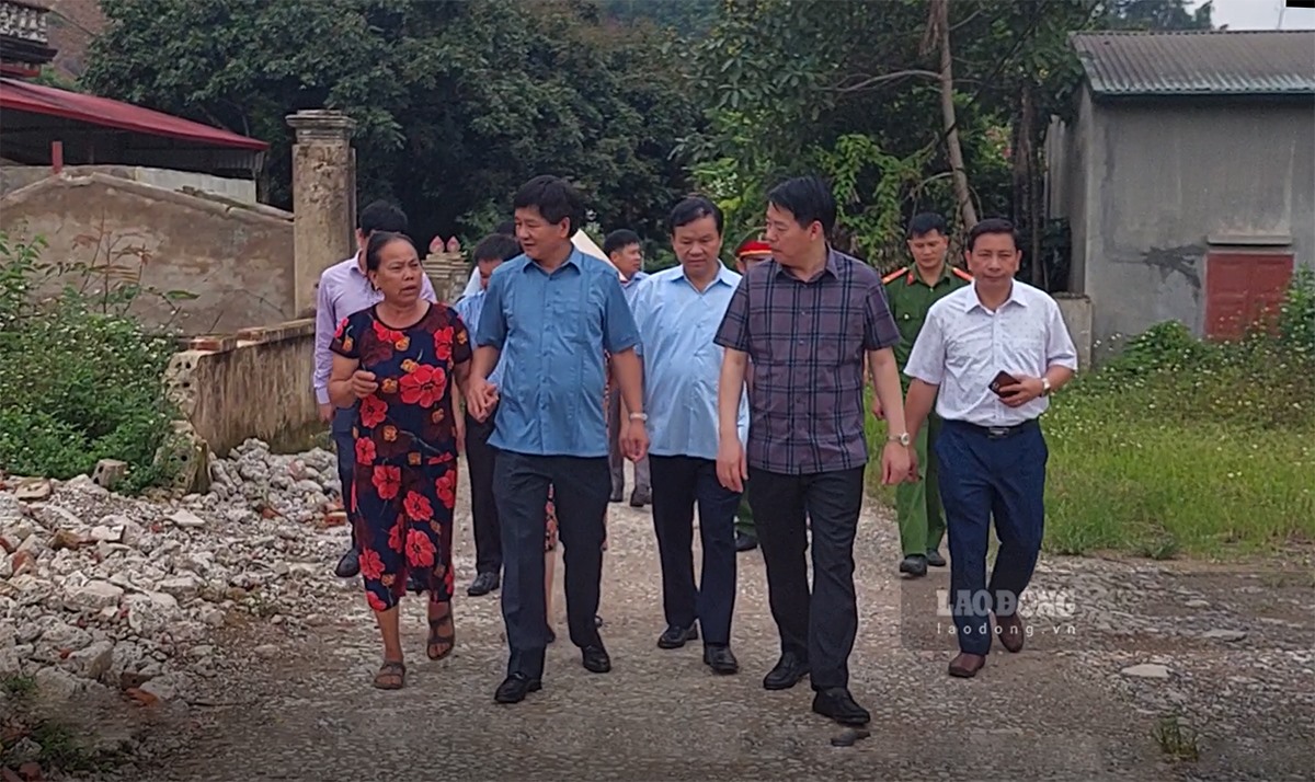 Chủ tịch UBND tỉnh Điện Biên Lê Thành Đô (thứ 2 bên trái) đi kiểm tra việc di dời các hộ dân bị ảnh hưởng bởi dự án.