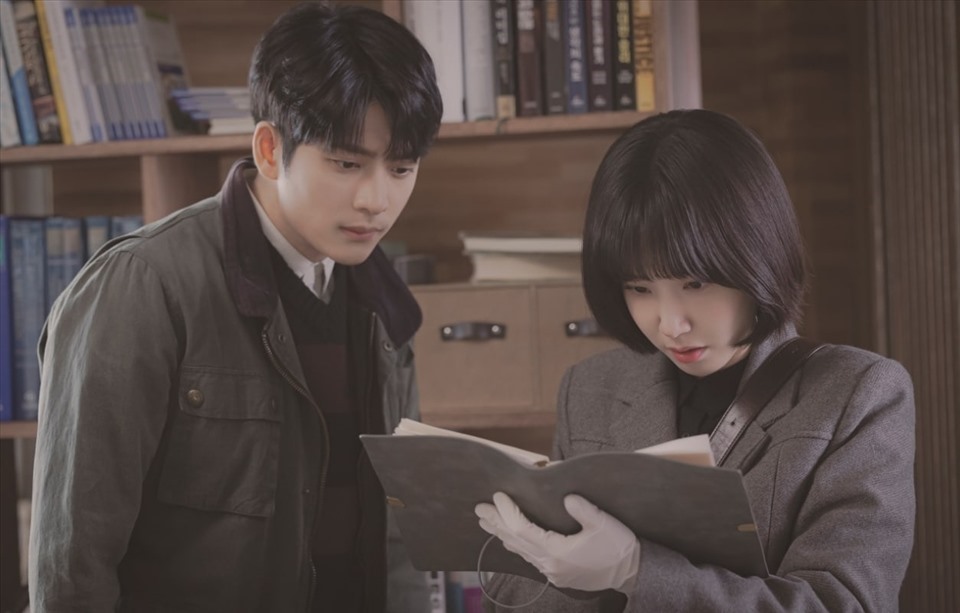 Cặp đôi cá voi Woo Young Woo và Lee Joon Ho trong phim. Ảnh: ENA.