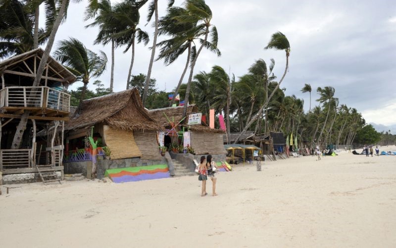 Đảo Boracay của Philippines đóng cửa năm 2018 để phục hồi môi trường. Ảnh: AFP