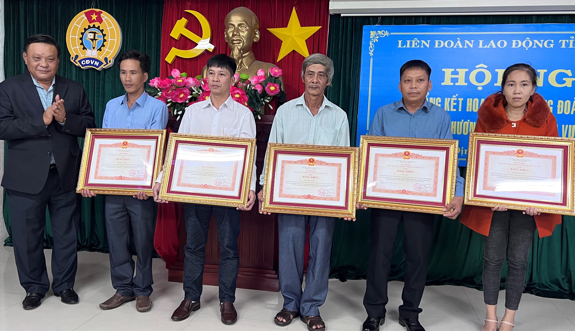 Ông Lê Kim Toàn trao bằng khen của Thủ tướng Chính phủ cho 5 công nhân, lao động xuất sắc.    Ảnh: Xuân Nhàn.