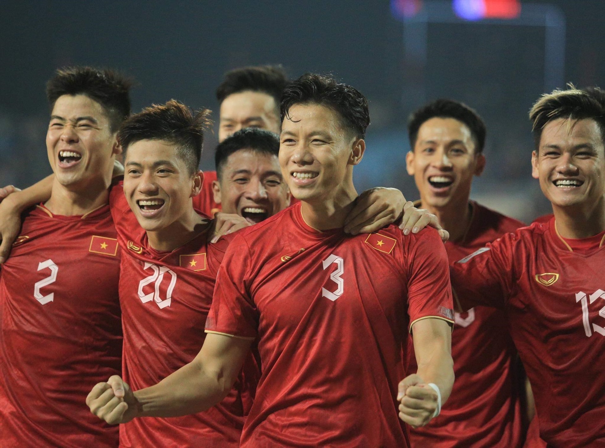 Quế Ngọc Hải nâng tỉ số lên 2-0 cho tuyển Việt Nam trên chấm 11m. Ảnh: An Nguyễn