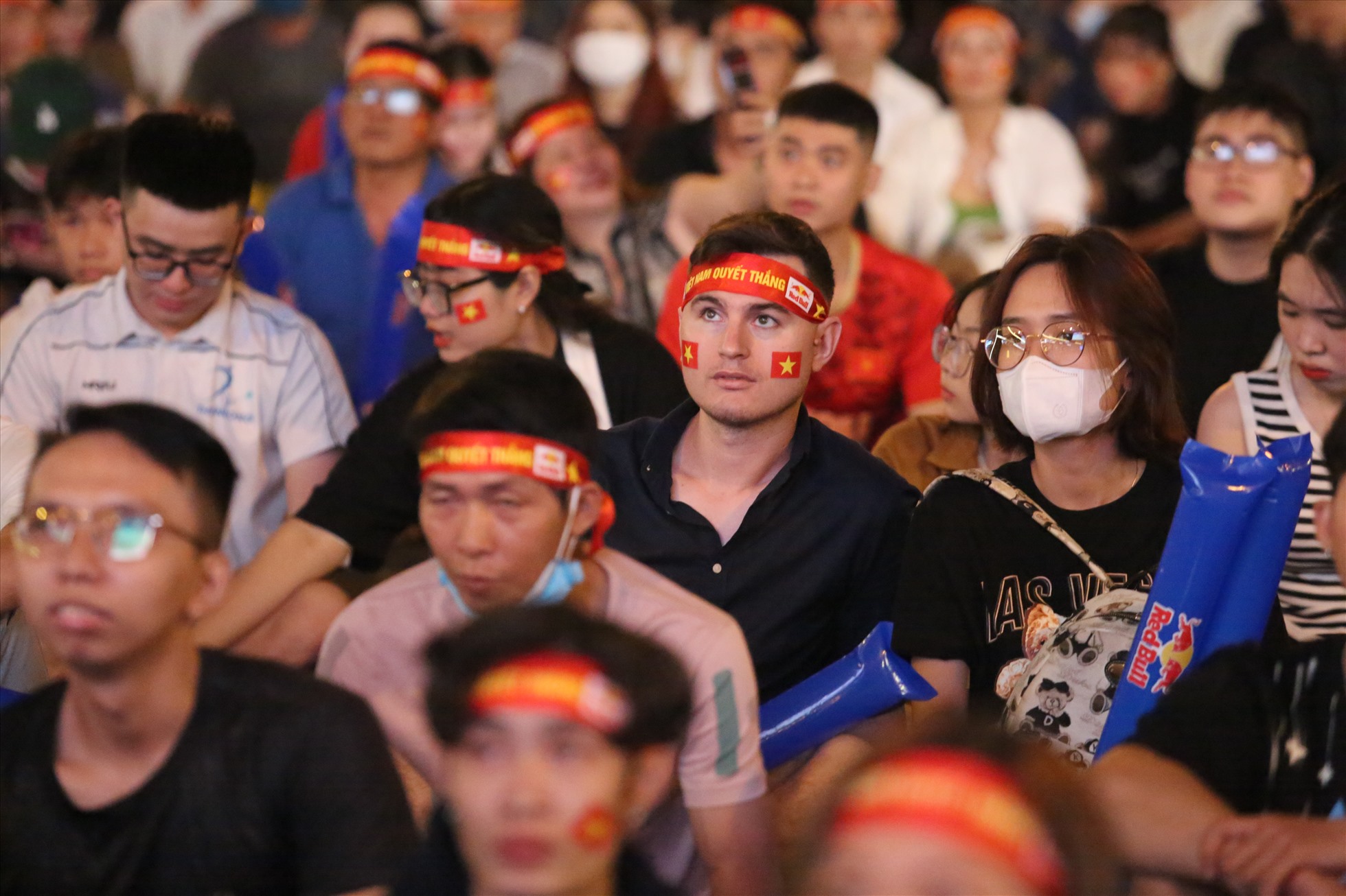 Nhiều du khách nước ngoài cũng hòa chung không khí ăn mừng rộn ràng trên phố đi bộ sau chiến thắng của tuyển U23 Việt Nam.