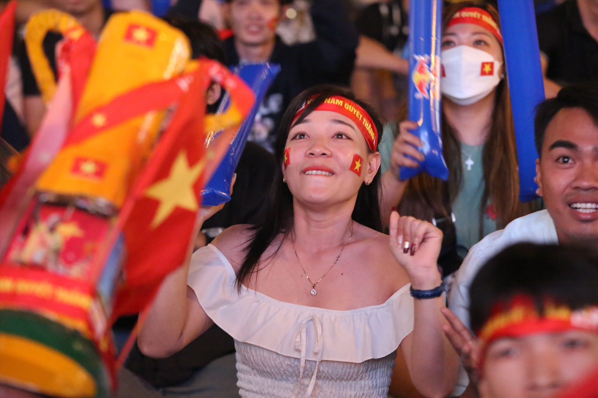 Các cổ động viên hô vang khẩu hiệu “Việt Nam vô địch” ngay khi tiếng còi kết thúc trận đấu vang lên. Hình ảnh cờ đỏ sao vàng phủ kín phố đi bộ trong tối 22/5.