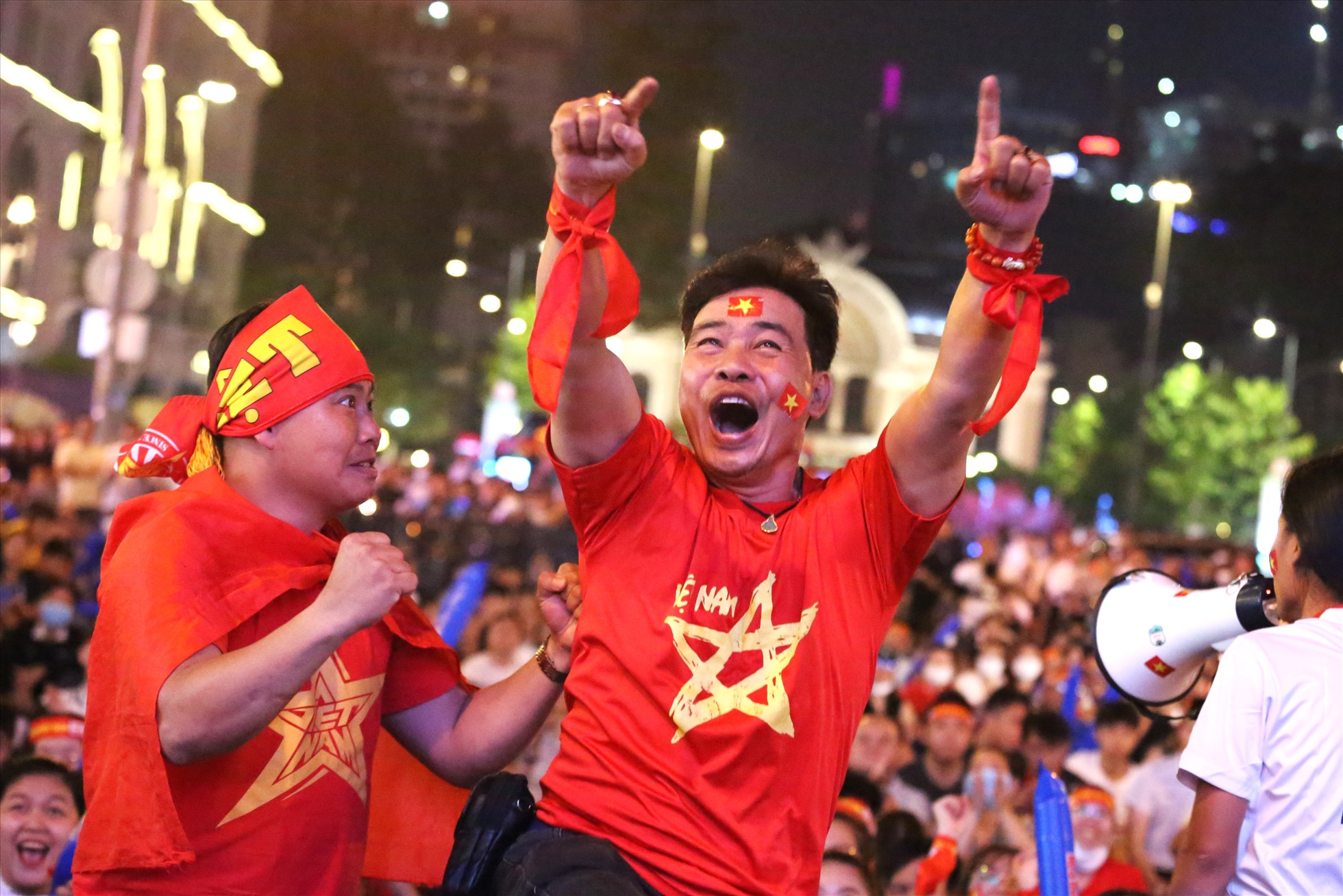 Tiến Linh có bàn thắng quyết định giúp Việt Nam chiếm ngôi đầu bảng G ở vòng loại World Cup. Hàng nghìn cổ động viên ở phố đi bộ Nguyễn Huệ theo dõi qua màn hình lớn đã vỡ oà cảm xúc trong niềm vui chiến thắng