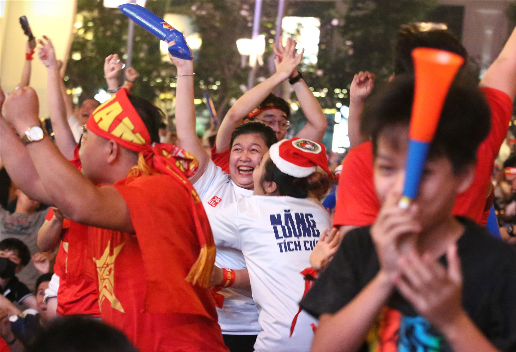 Các cổ động viên hô vang khẩu hiệu “Việt Nam vô địch” ngay khi tiếng còi kết thúc trận đấu vang lên. Hình ảnh cờ đỏ sao vàng phủ kín phố đi bộ trong tối 22/5.