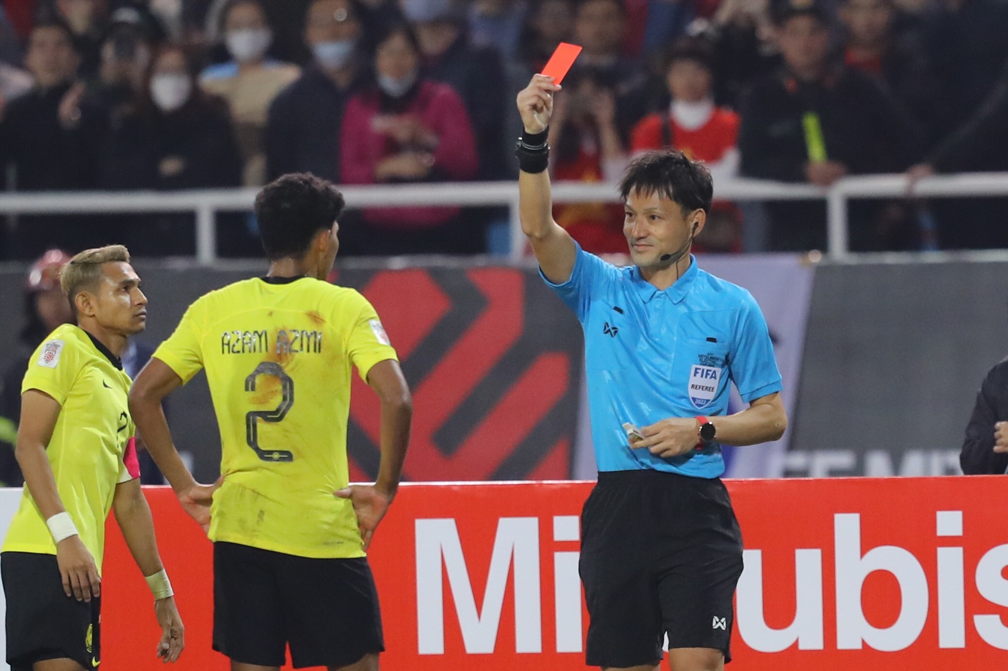 Phút 59, trọng tài chính người Nhật Bản bất ngờ cho đội tuyển Việt Nam được hưởng phạt đền, đồng thời rút thẻ đỏ trực tiếp cho cầu thủ Azmi bên phía Malaysia về lỗi đánh nguội đối với Văn Hậu.
