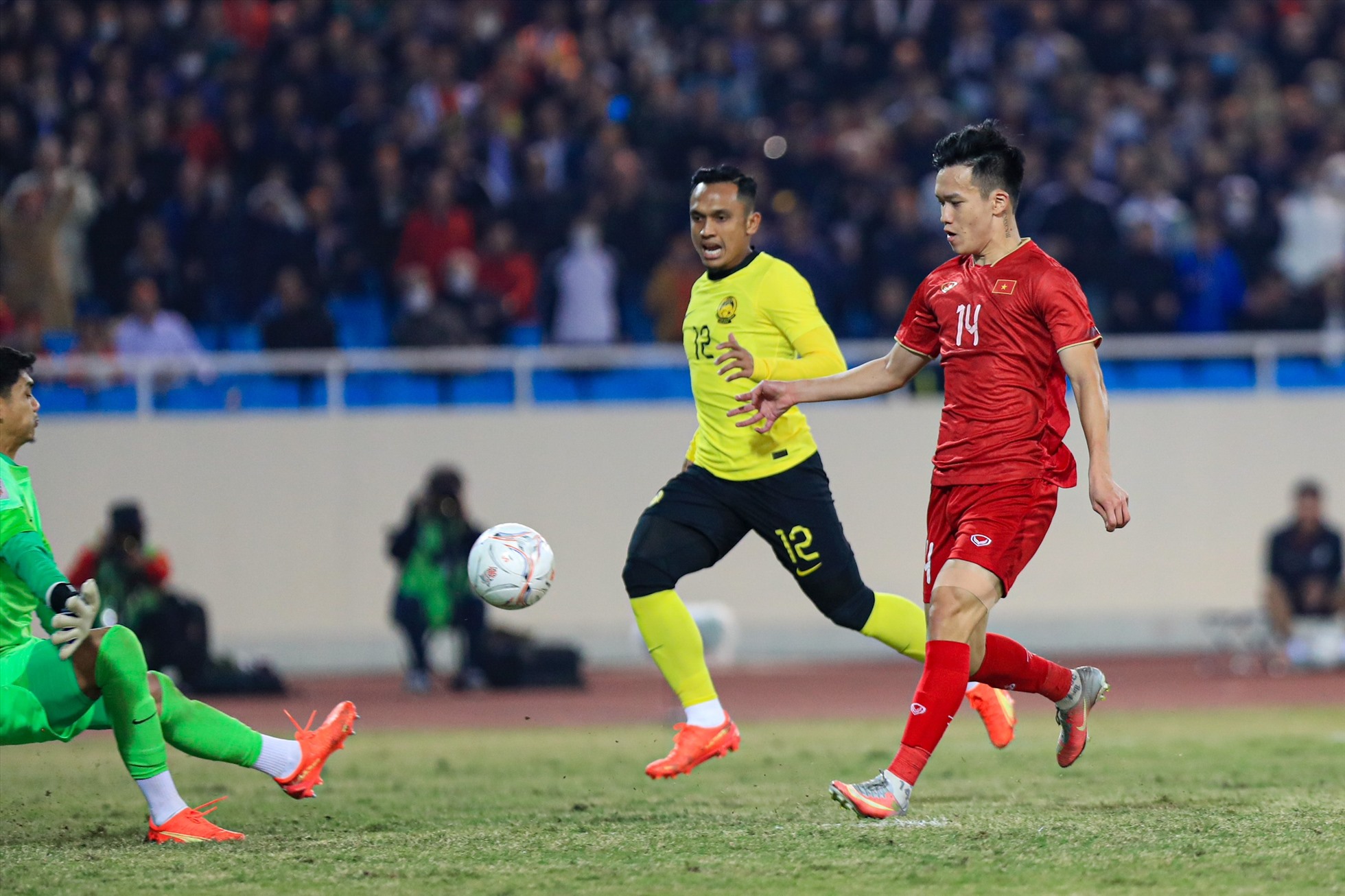 Trong những phút cuối, Quang Hải vào sân và ngay lập tức thể hiện vai trò với đường kiến tạo đẹp mắt, giúp Hoàng Đức ấn định thắng lợi 3-0 ở phút 83.