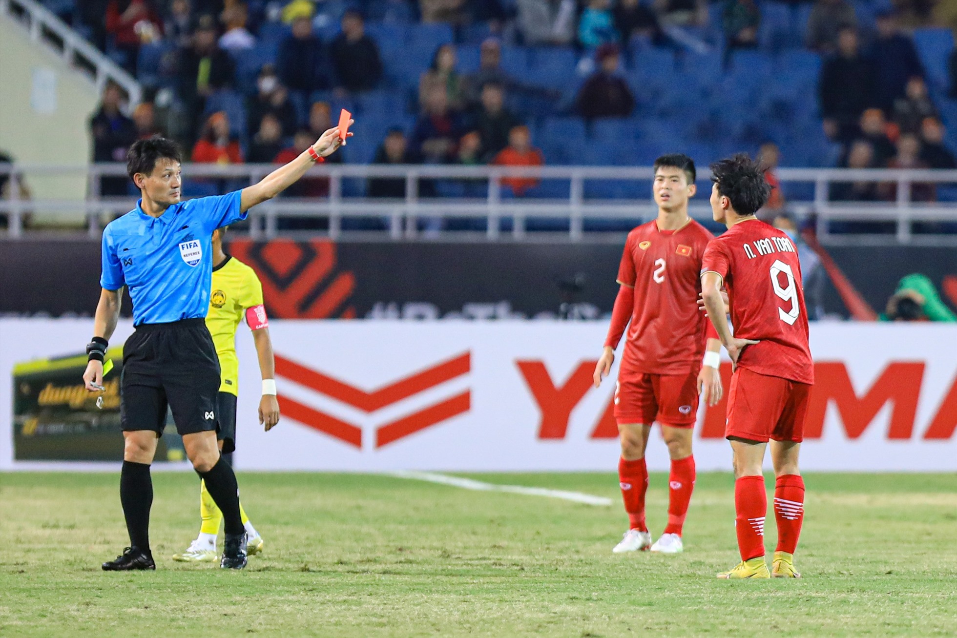 Tuy nhiên, niềm vui chưa được bao lâu, đội tuyển Việt Nam đã phải thi đấu thiếu người. Văn Toàn nhận thẻ vàng thứ hai rời sân ngay từ phút 32.