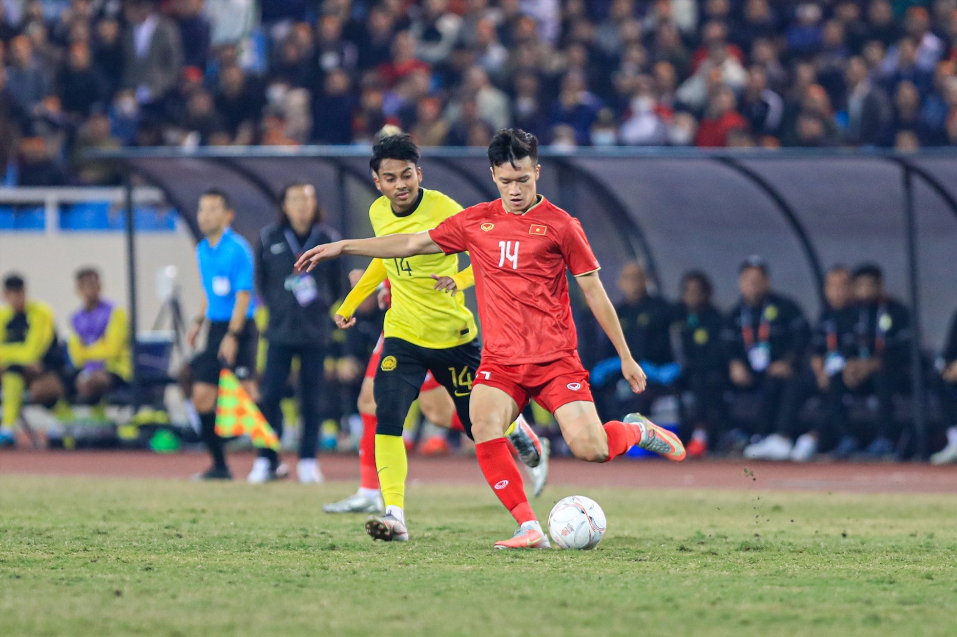 Sang hiệp 2, Malaysia dồn lên tấn công nhằm tìm kiếm bàn gỡ. Điều này giúp đội tuyển Việt Nam chơi phản công sắc sảo hơn.